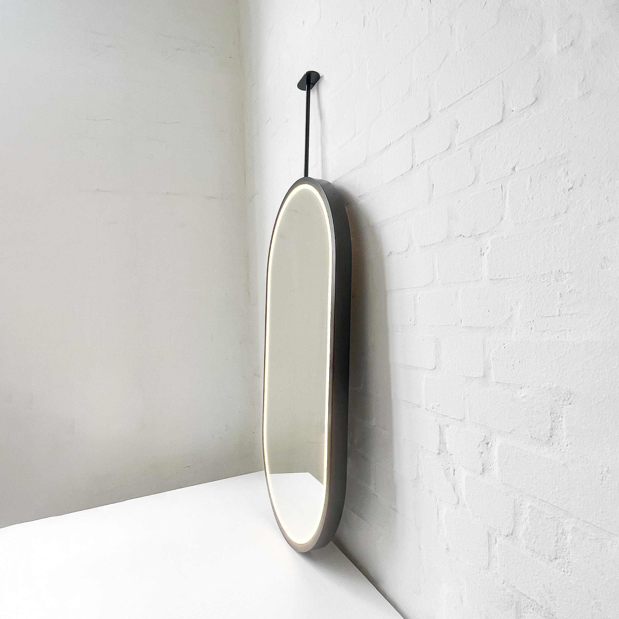Miroir à capsule lumineux suspendu au plafond avec cadre intégral noir contemporain Neuf - En vente à London, London