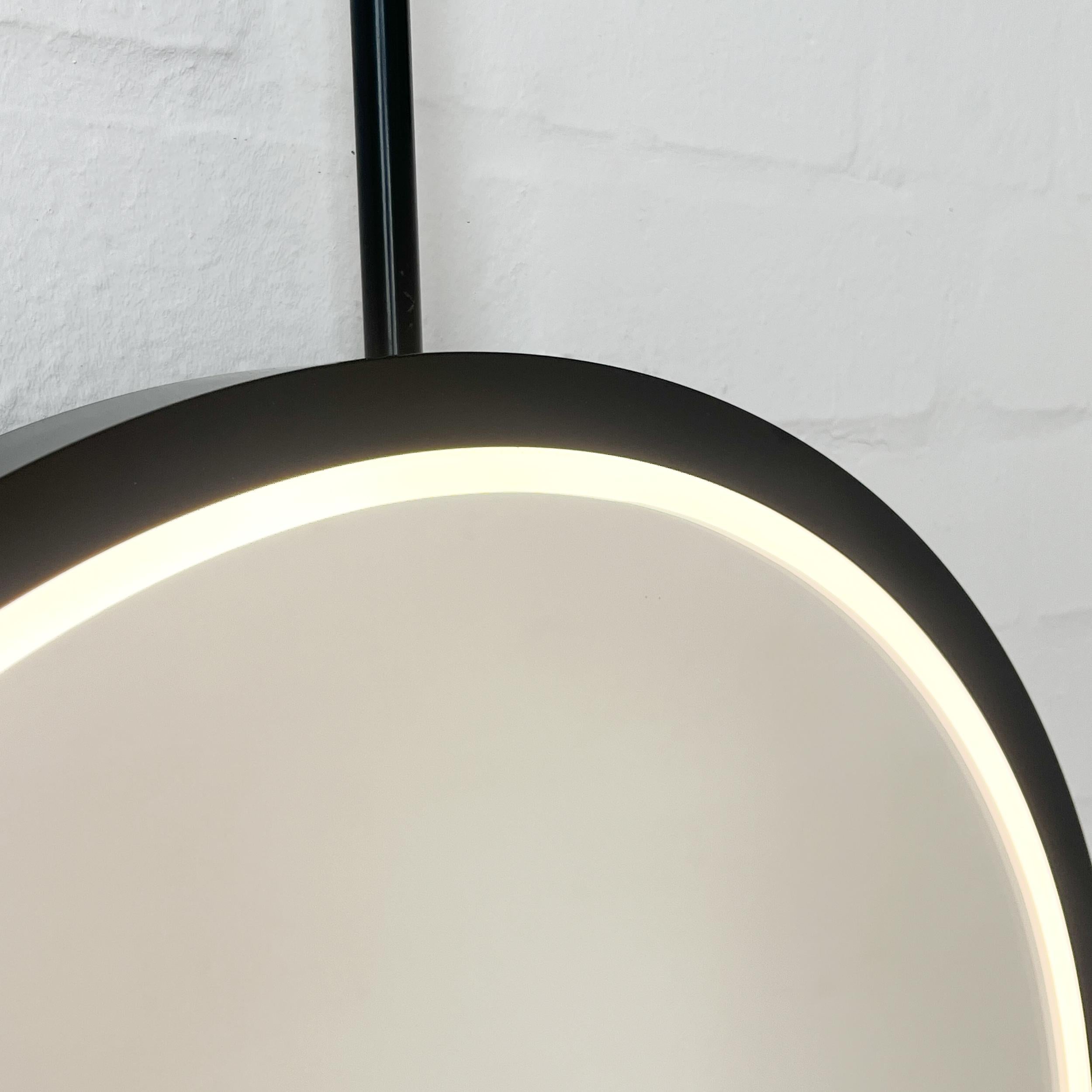 Miroir à capsule lumineux suspendu au plafond avec cadre intégral noir contemporain en vente 2