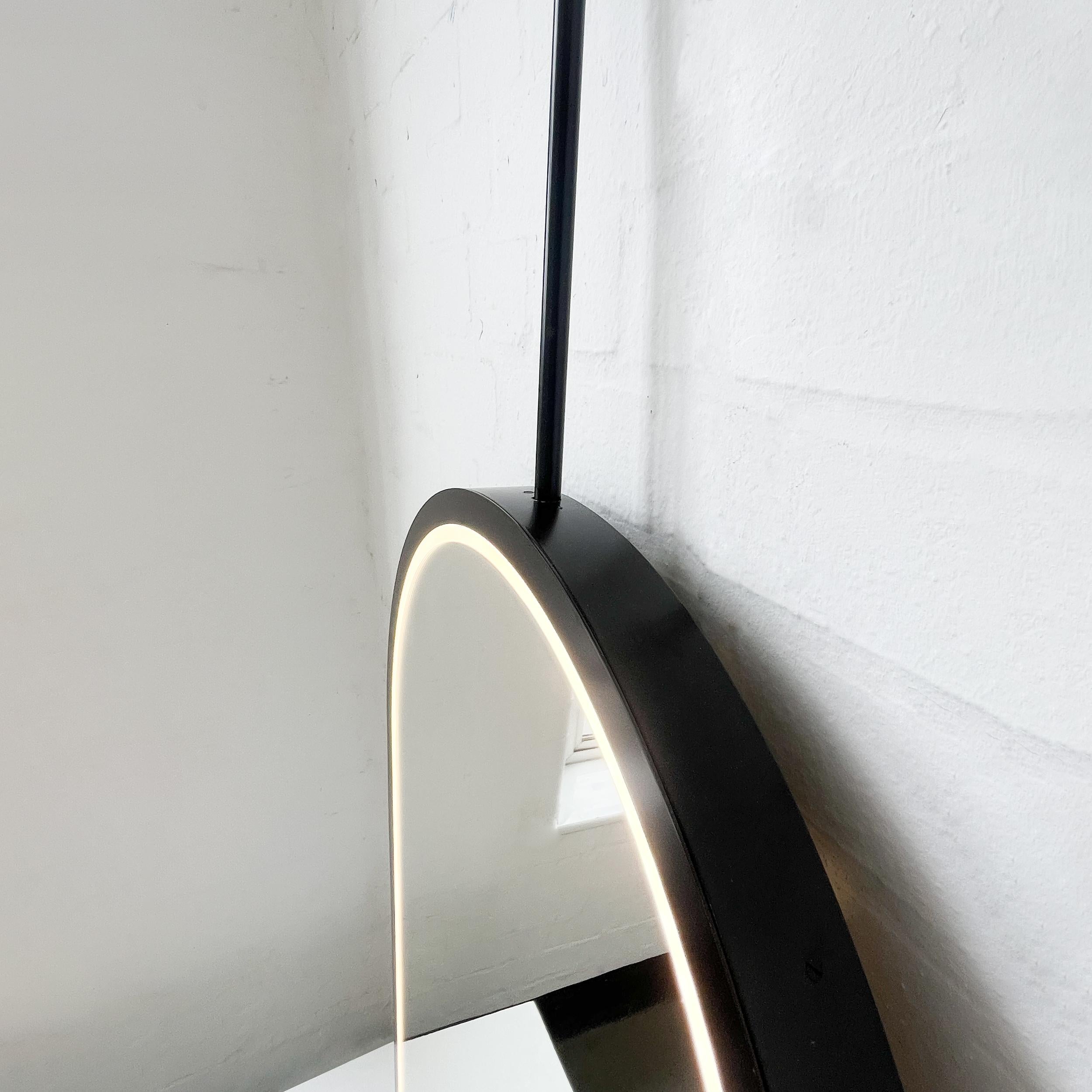 Miroir à capsule lumineux suspendu au plafond avec cadre intégral noir contemporain en vente 3