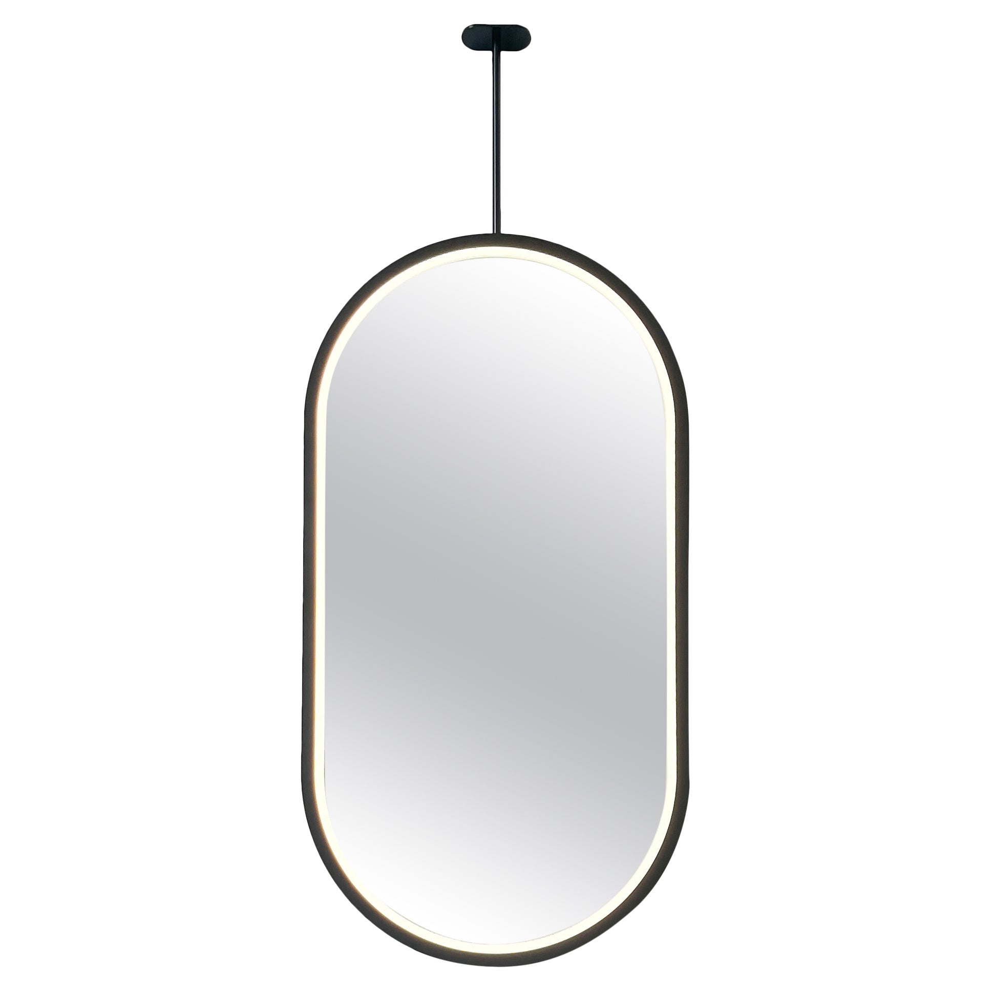 Von der Decke abgehängter, beleuchteter Kapselspiegel mit schwarzem Vollrahmen
