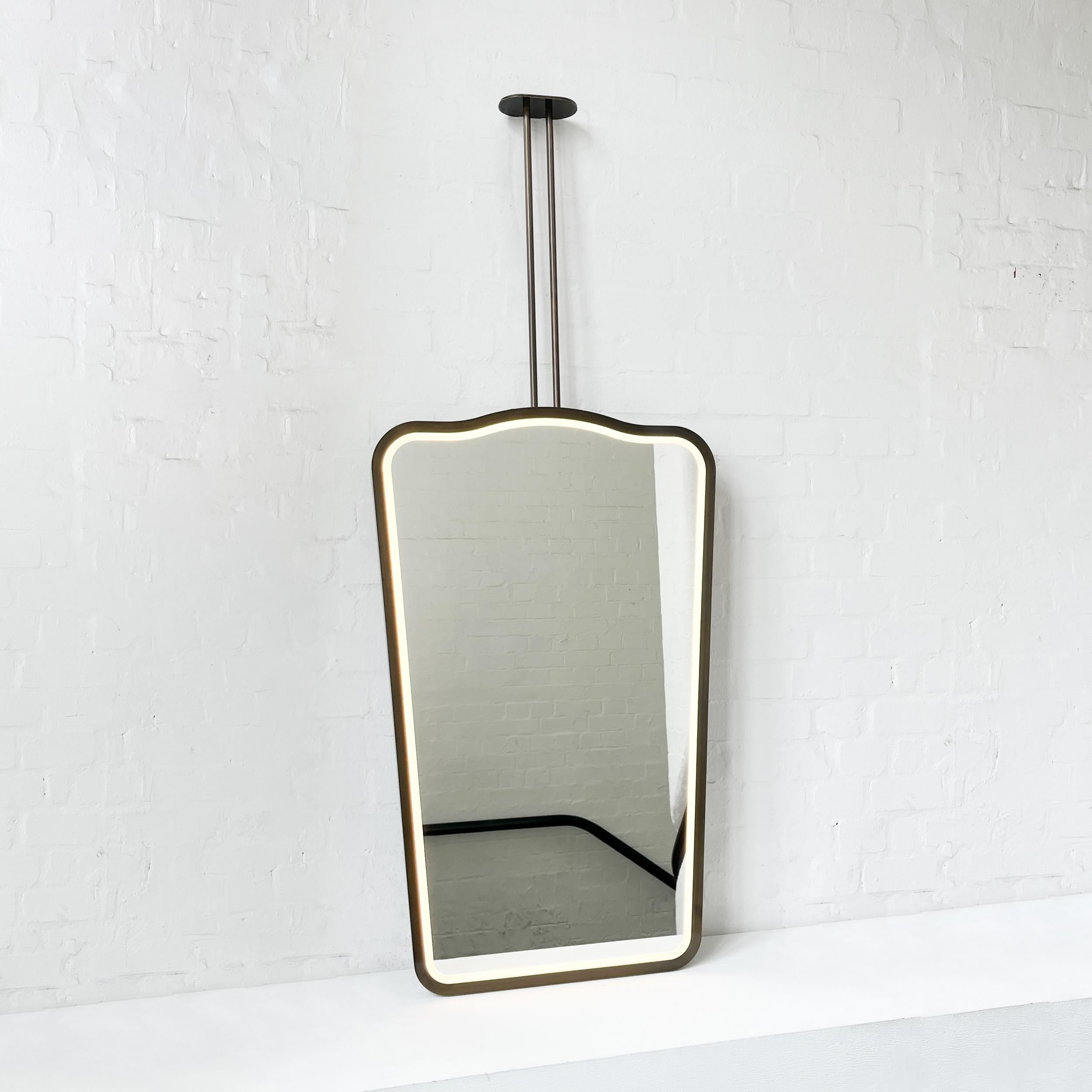 Série Vintage N.4. Miroir suspendu au plafond de style mid-century avec éclairage frontal et cadre en laiton patiné bronze de haute qualité avec un bras jumeau inspiré par le célèbre travail du designer italien Gio Ponti. Ce miroir est entièrement