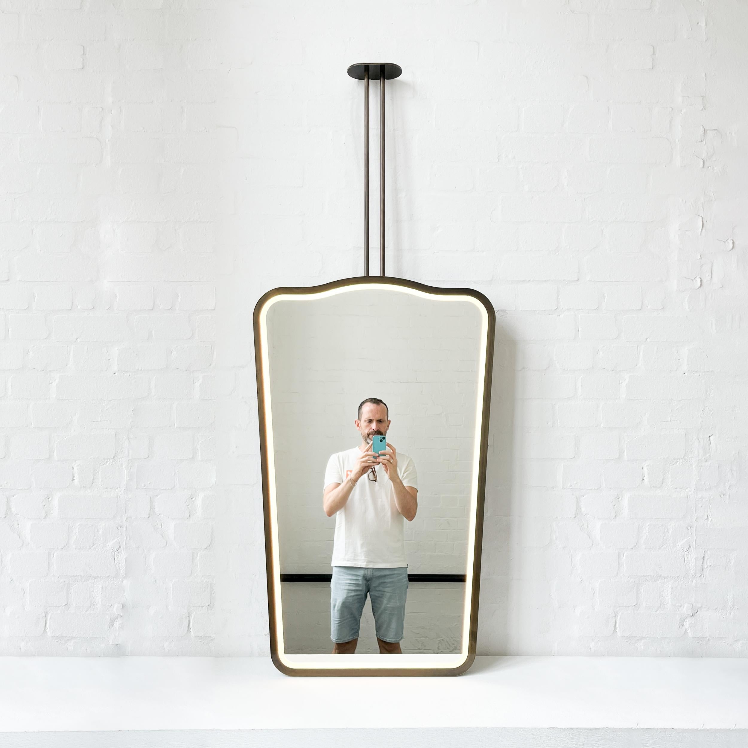 XXIe siècle et contemporain Miroir lumineux suspendu au plafond, cadre patine bronze, 2 bras, Vintage N.4 en vente