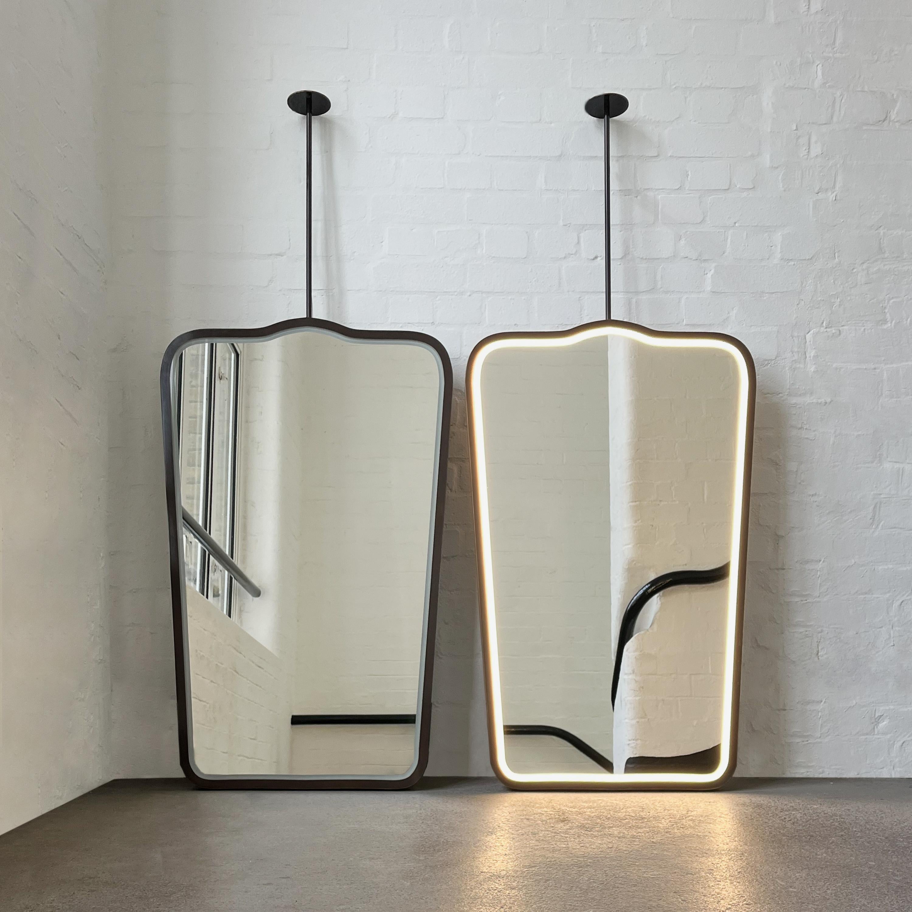 Vintage By Serie Vier. Deckenhängende Spiegel im Stil der Jahrhundertmitte mit Frontbeleuchtung und einem hochwertigen Messingrahmen mit Bronzepatina, inspiriert von den berühmten Werken des italienischen Designers Gio Ponti.

Dieser Spiegel ist