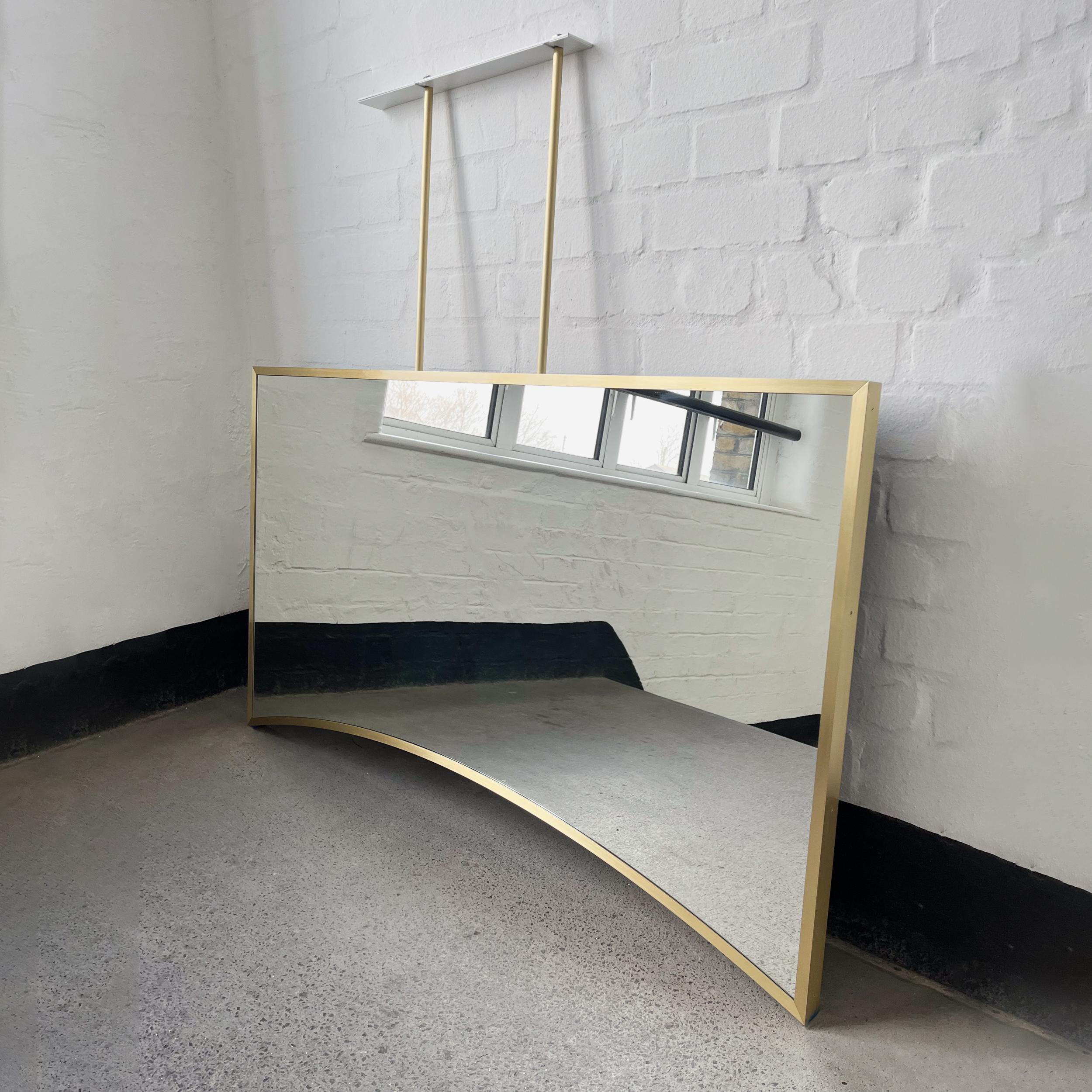 Exquisiter, moderner Hängespiegel mit einem handgefertigten Vollrahmen aus gebürstetem Messing mit quadratischen Winkeln. Entworfen und handgefertigt in London, UK. Unsere einzigartigen, von der Decke abgehängten Spiegel lassen sich vollständig an