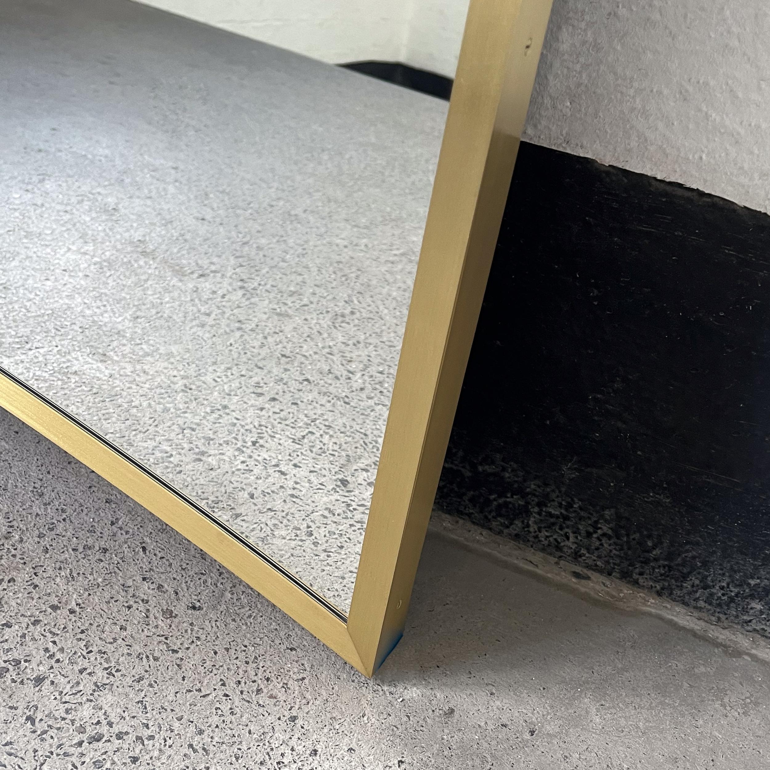 Hängespiegel in Übergröße mit gewölbtem Deckenspiegel aus gebürstetem Messing mit vollem Rahmen, unregelmäßig geformt im Zustand „Neu“ im Angebot in London, GB