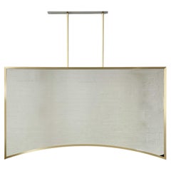 Specchio a soffitto di forma irregolare con cornice completa in ottone spazzolato