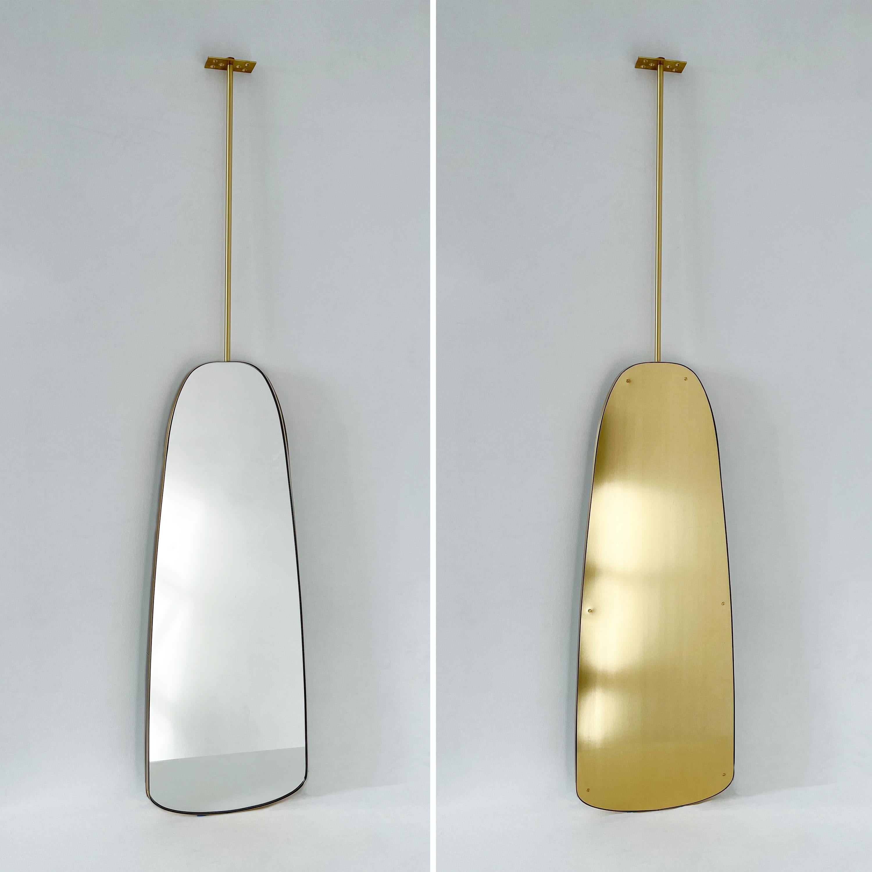 Miroir de forme organique suspendu au plafond, d'inspiration Art déco, avec un élégant cadre en laiton massif brossé.

Dimensions du miroir : 360 mm (14,5