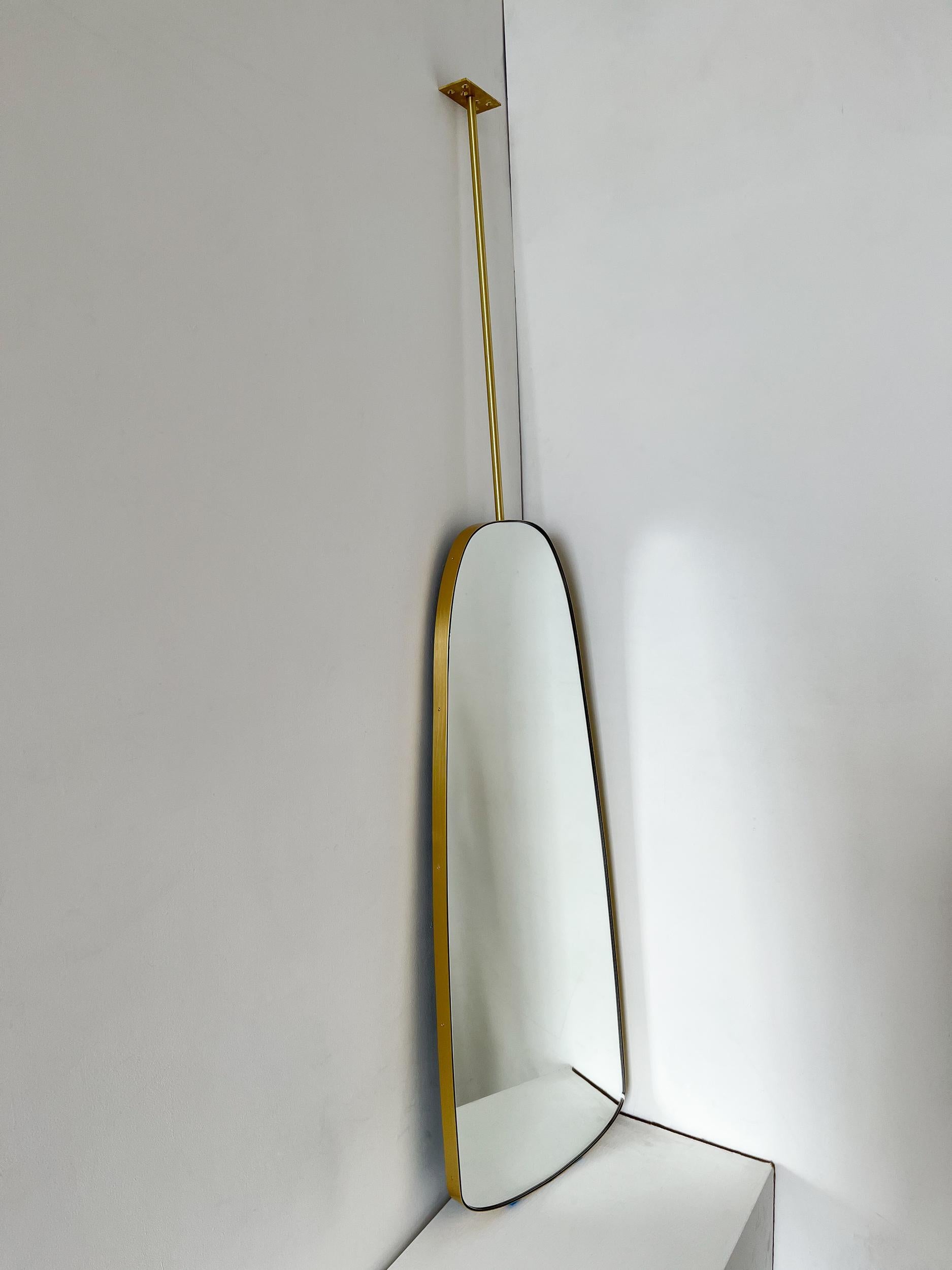 Brossé Miroir de forme organique suspendu au plafond Art Déco avec cadre en laiton en vente