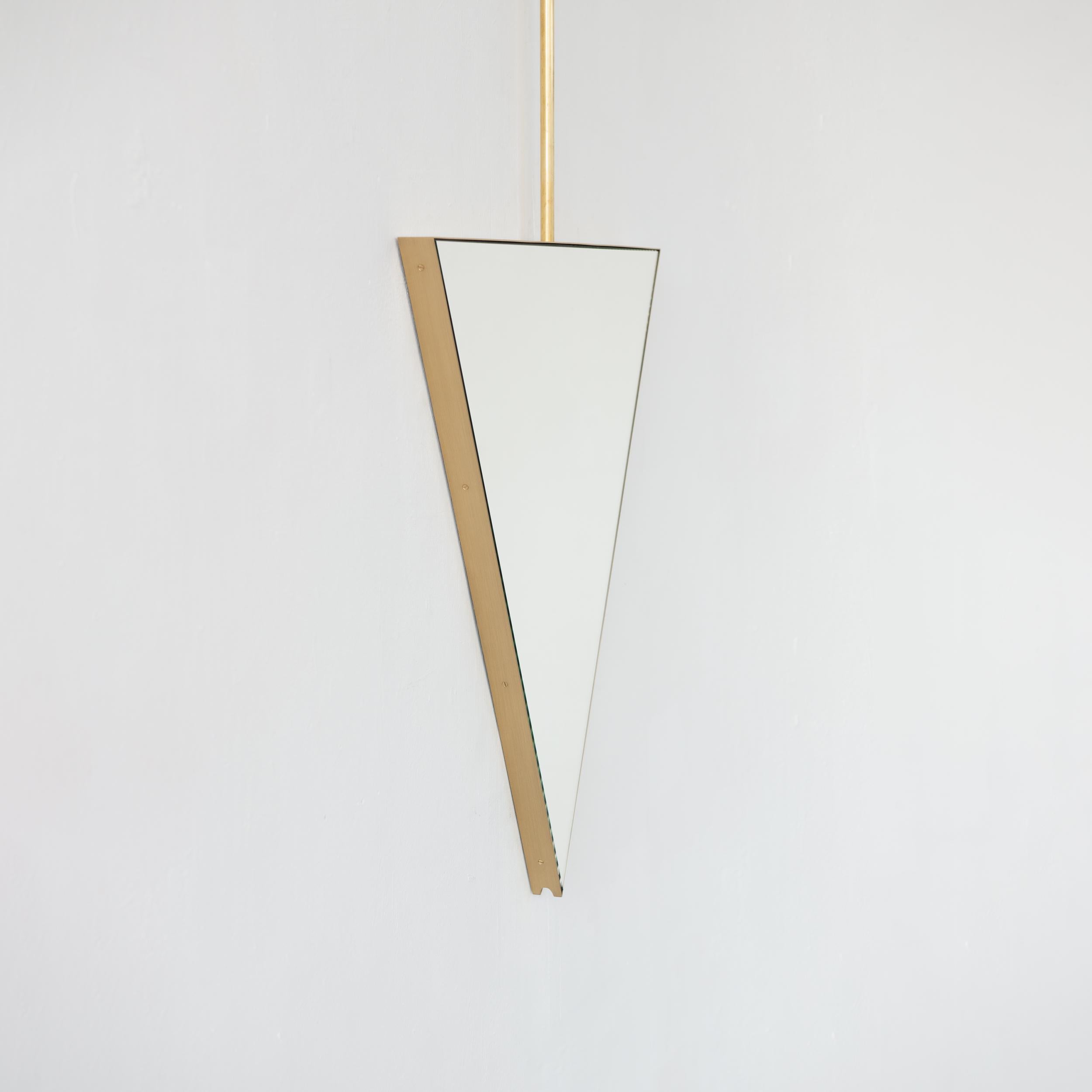 Brossé Miroir triangulaire réversible suspendu au plafond avec cadre en laiton moderne en vente