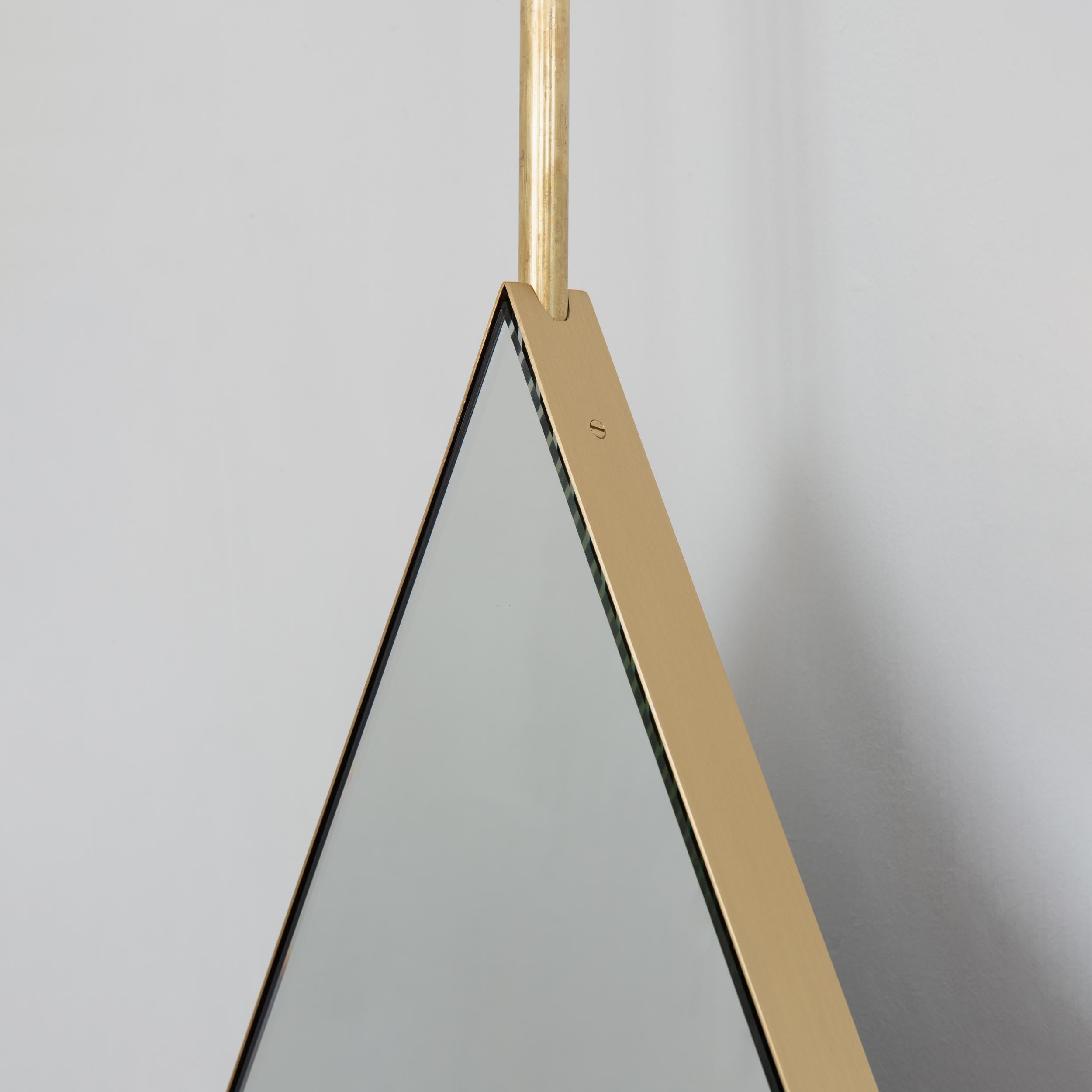 XXIe siècle et contemporain Miroir triangulaire réversible suspendu au plafond avec cadre en laiton moderne en vente
