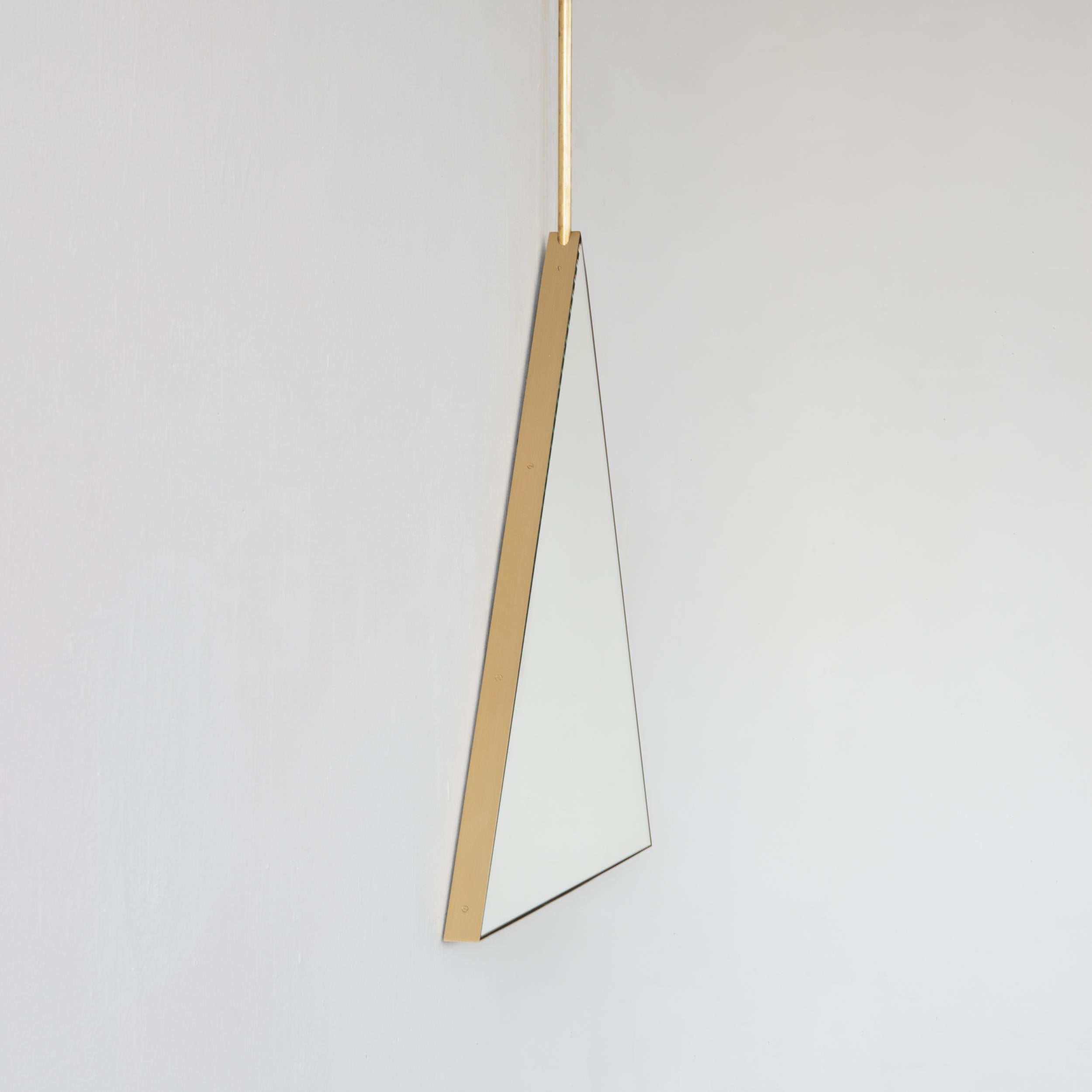 Laiton Miroir triangulaire réversible suspendu au plafond avec cadre en laiton moderne en vente