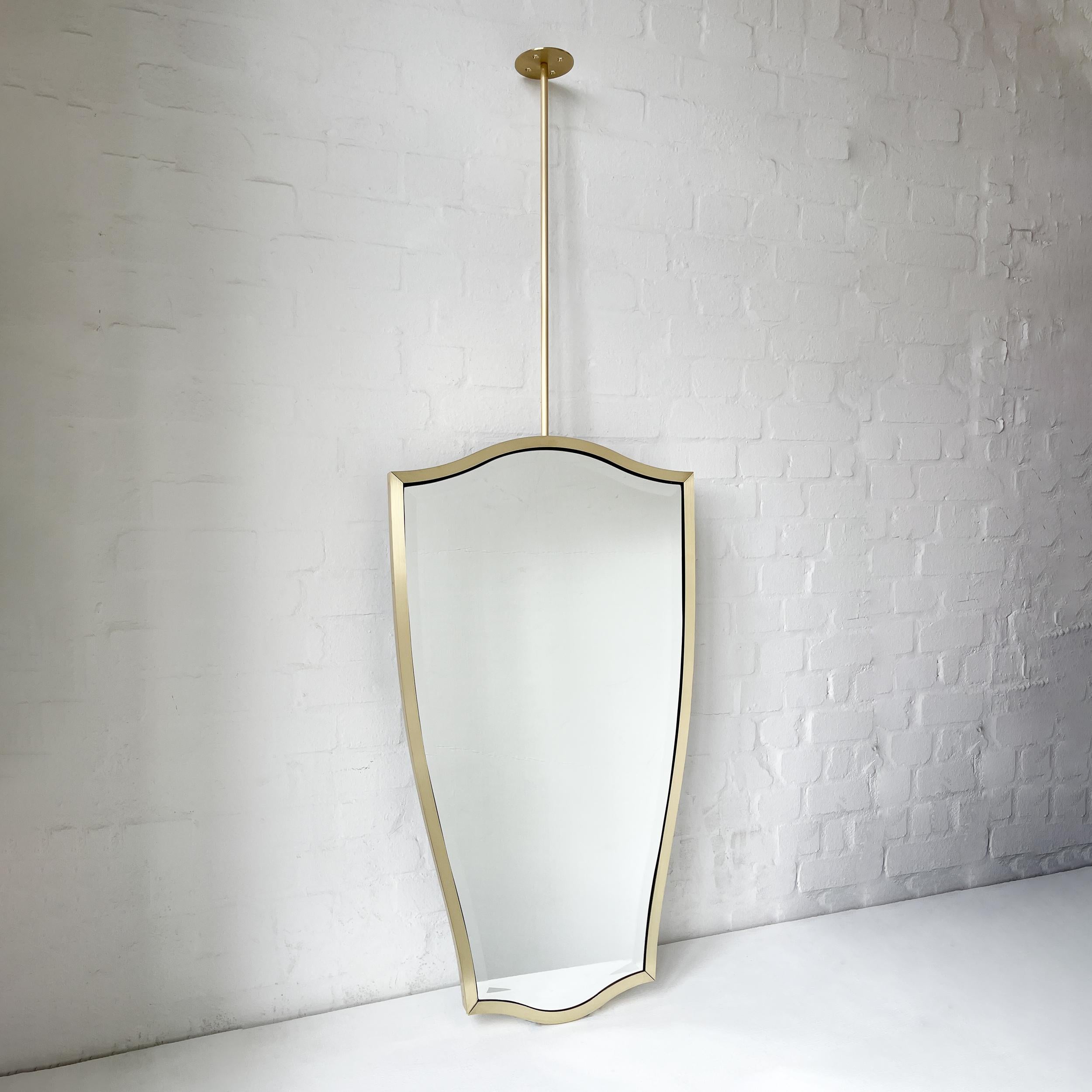 Exquisiter, an der Decke aufgehängter Spiegel der Vintage-Serie N.7 mit elegantem Facettenschliff und einem Vollmessingrahmen. Handgefertigt in London, UK, nach hohen Qualitätsstandards aus reinem, massivem Messing.

Dieser von José Alguacil
