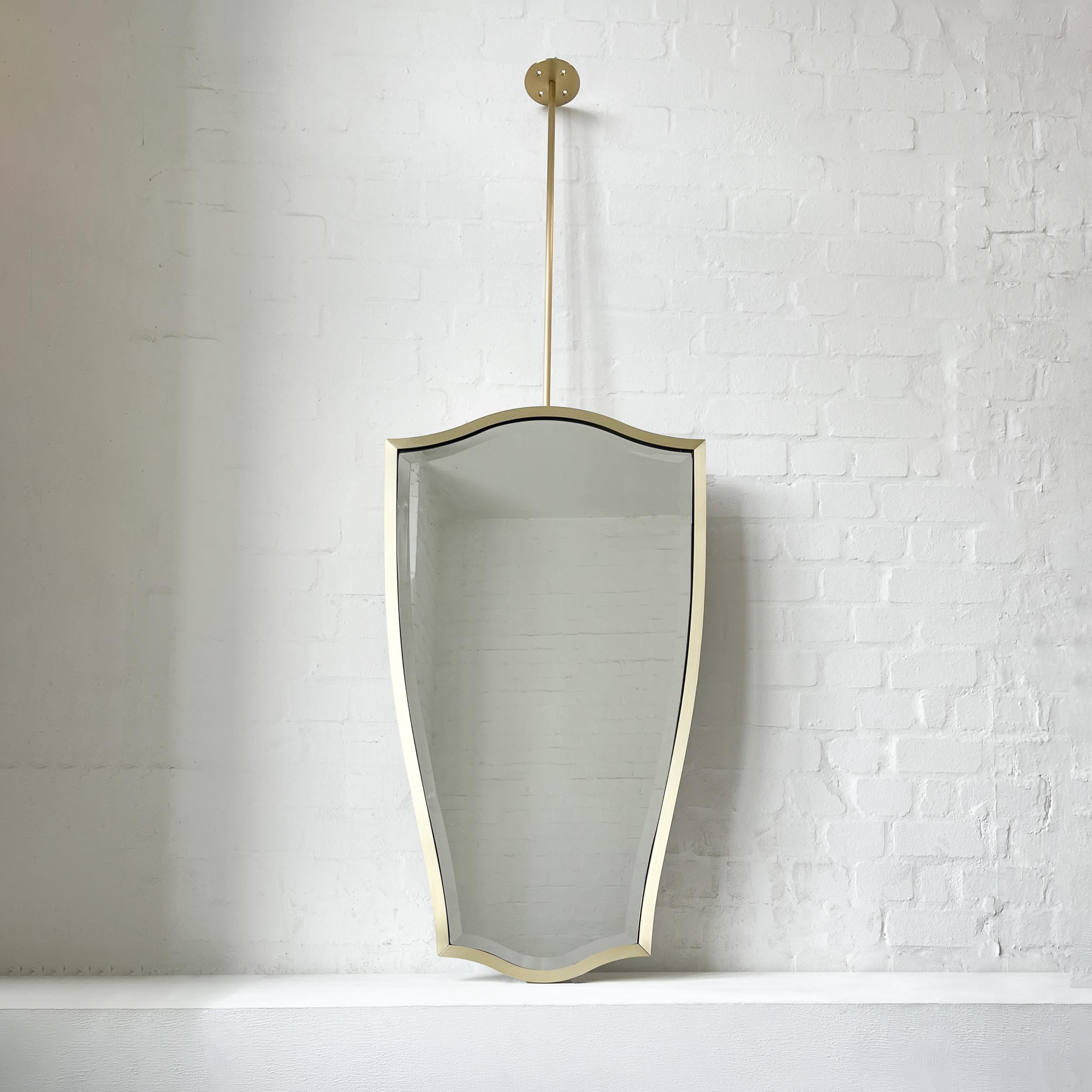 Aufgehängte Decke Vintage N.7 Freiform abgeschrägter Spiegel und Messing voller Rahmen im Zustand „Neu“ im Angebot in London, GB