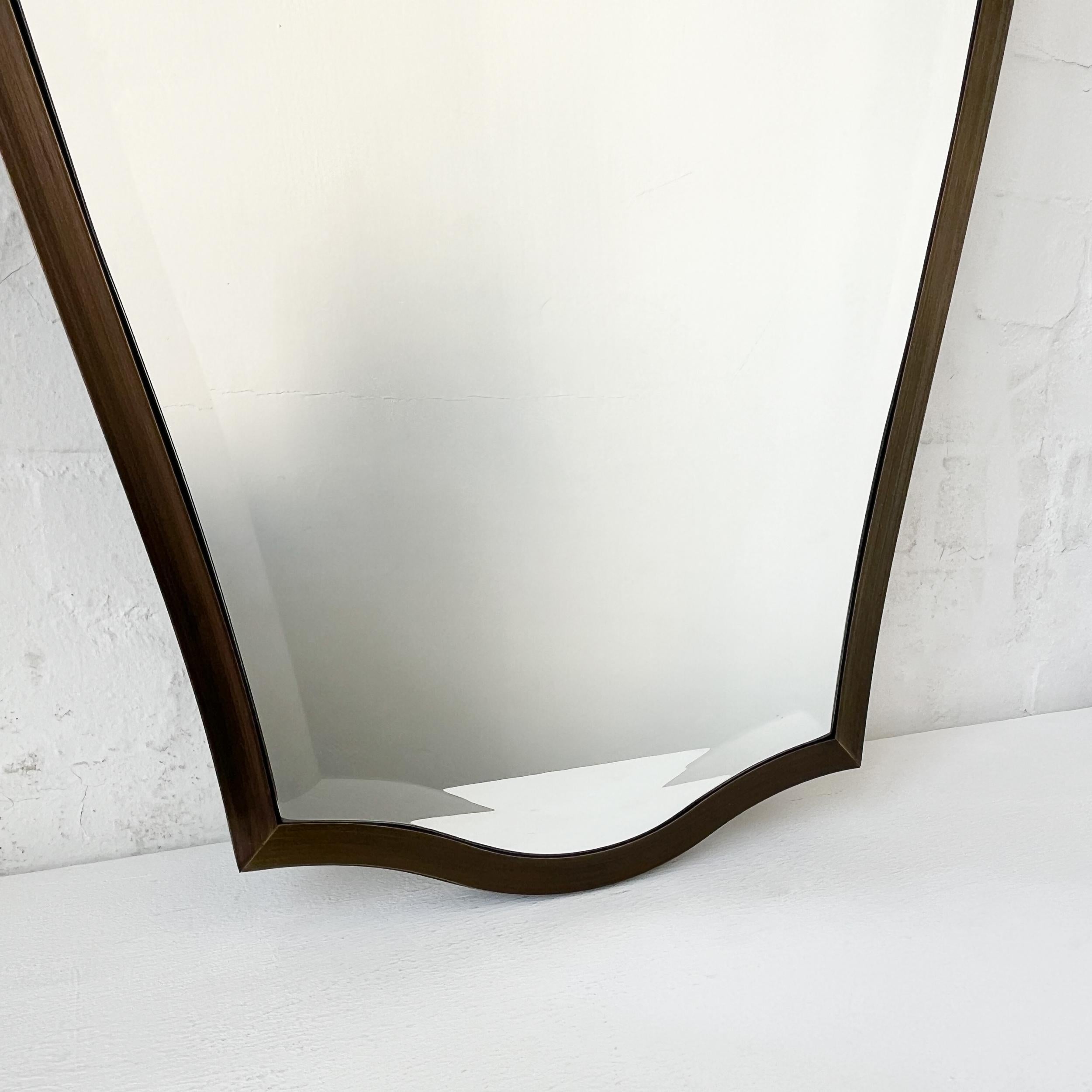 Specchio smussato d'epoca N.7 a forma libera sospeso a soffitto con cornice in bronzo patinato in vendita 2