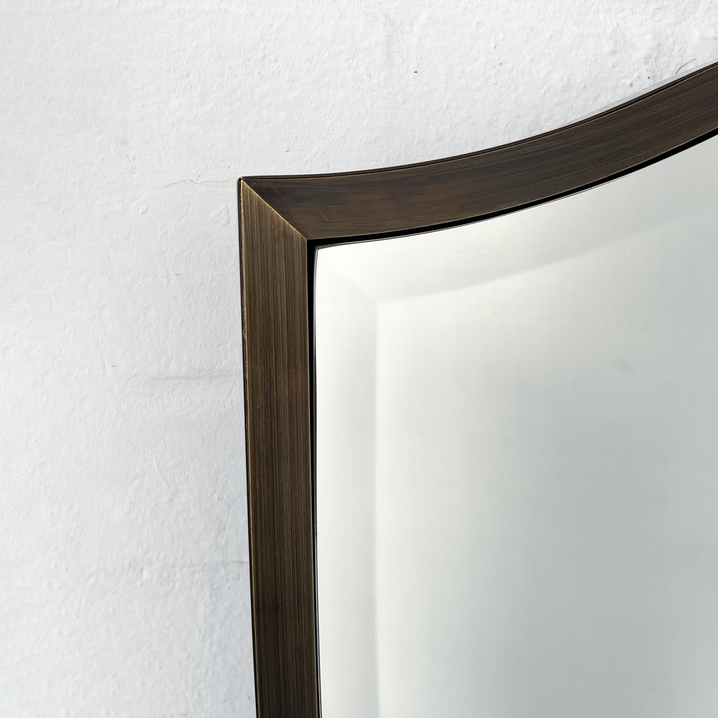 Specchio smussato d'epoca N.7 a forma libera sospeso a soffitto con cornice in bronzo patinato in vendita 3
