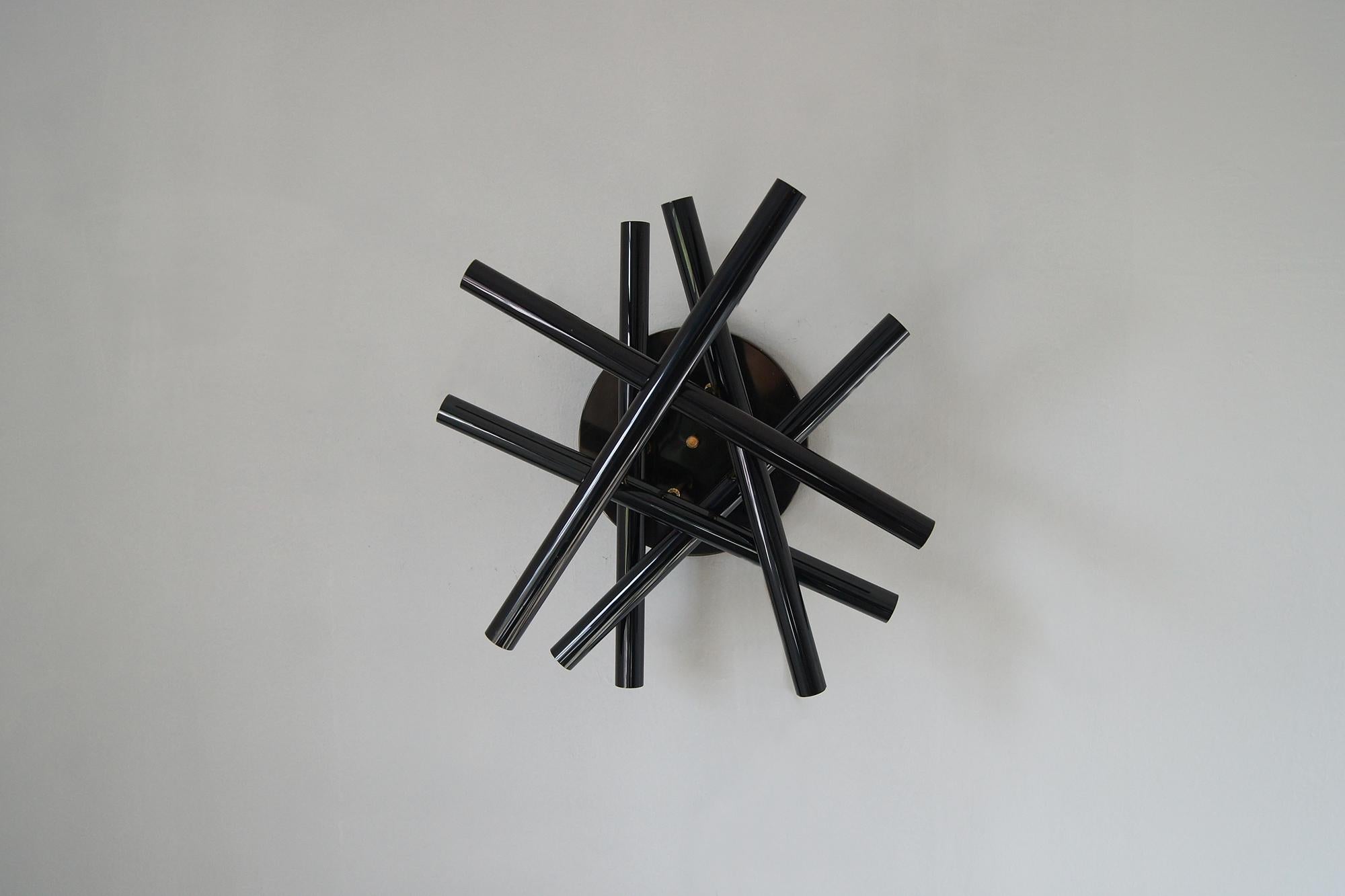Questa spettacolare lampada, disegnata da Gaetano Sciolari per l'azienda belga Boulanger, è un lampadario modernista in stile Sputnik che colpisce per la sua forma e il suo effetto luminoso.

Il design distintivo, basato su bracci che terminano in