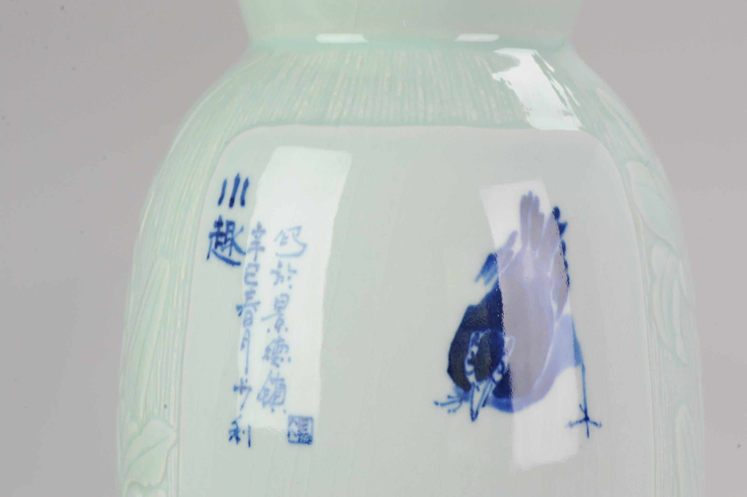 Vaso in porcellana bianca e blu con decorazione a rilievo di fiori. Datato 2001. Firmato Wanglin (1972), artista senior di Jingdezhen, membro della Jingdezhen Ceramic Art Masters Association. Cina. H. 31 cm.

Informazioni aggiuntive:
Materiale: