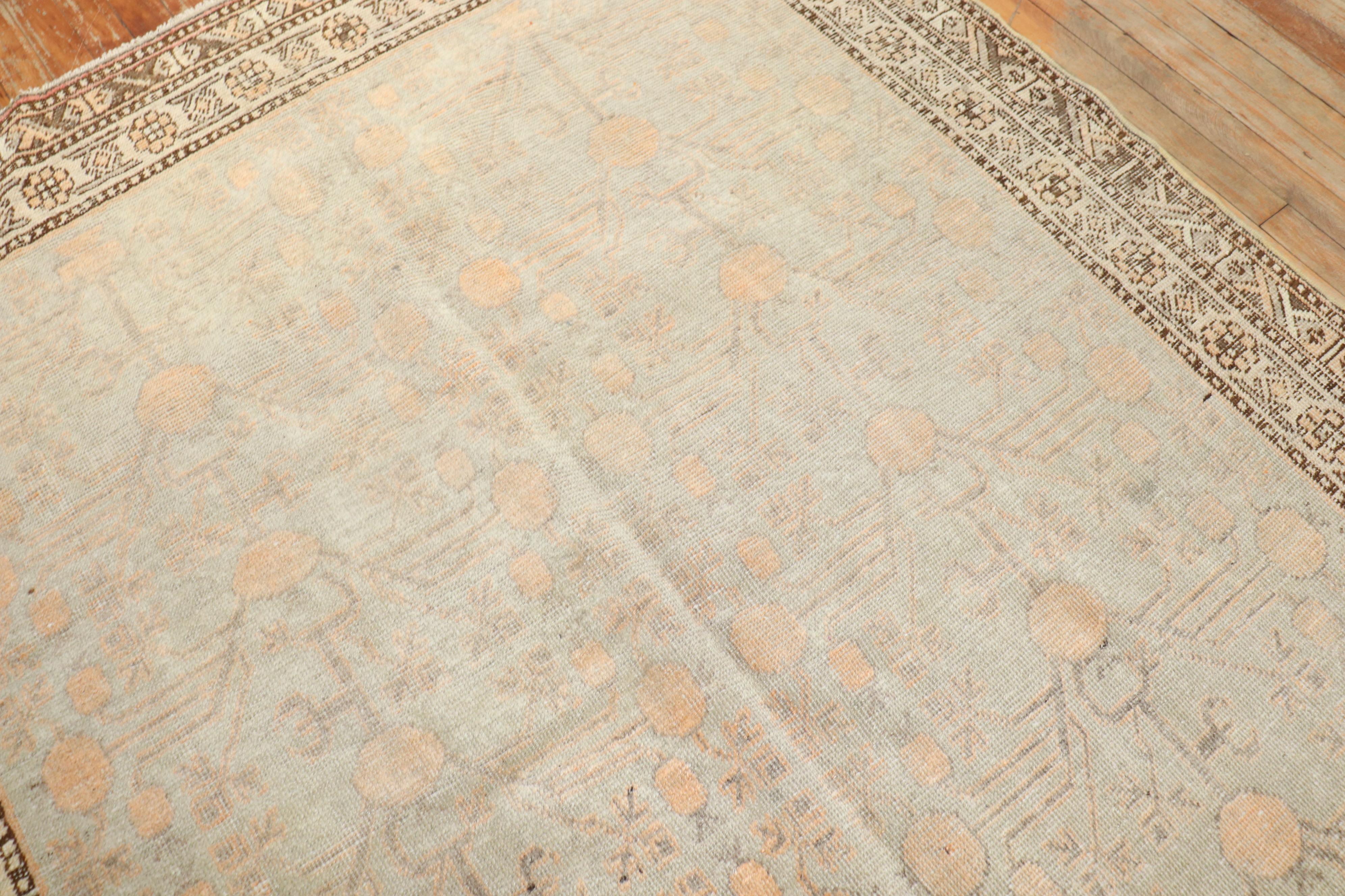Celadon Antiker Khotan-Teppich im Angebot 4
