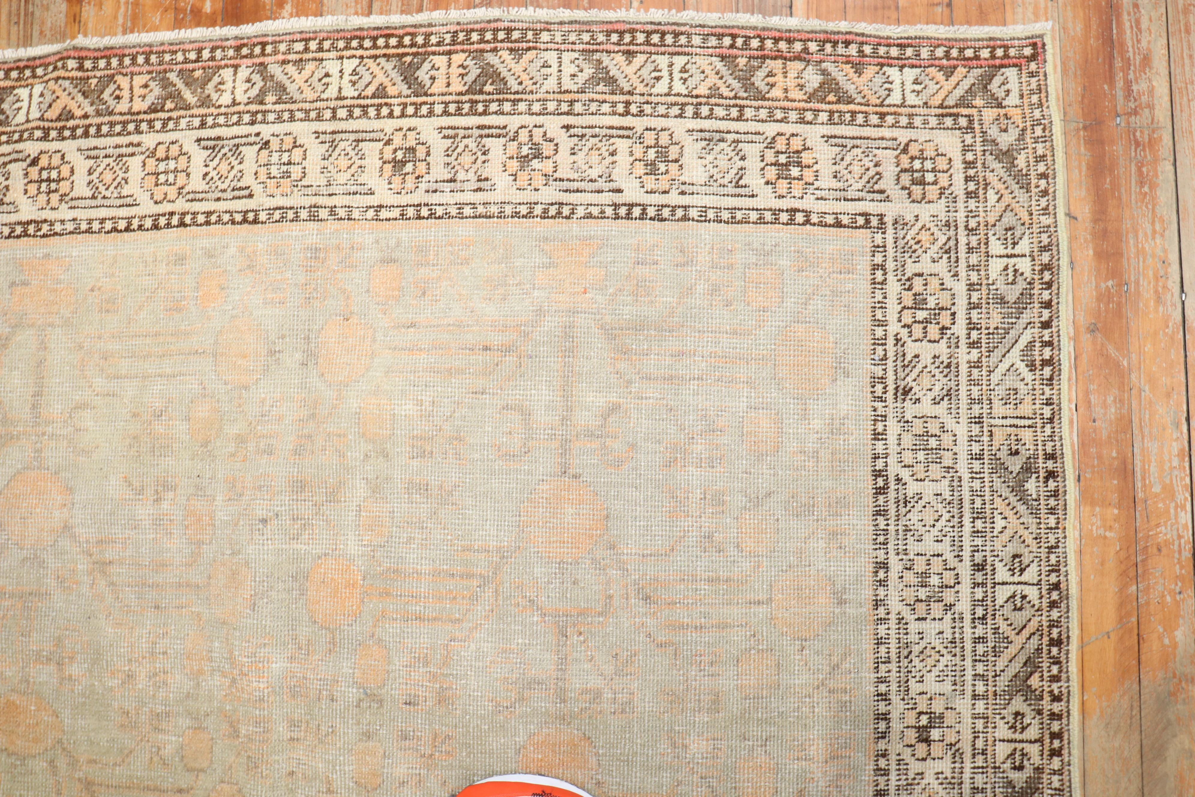 Celadon Antiker Khotan-Teppich (20. Jahrhundert) im Angebot