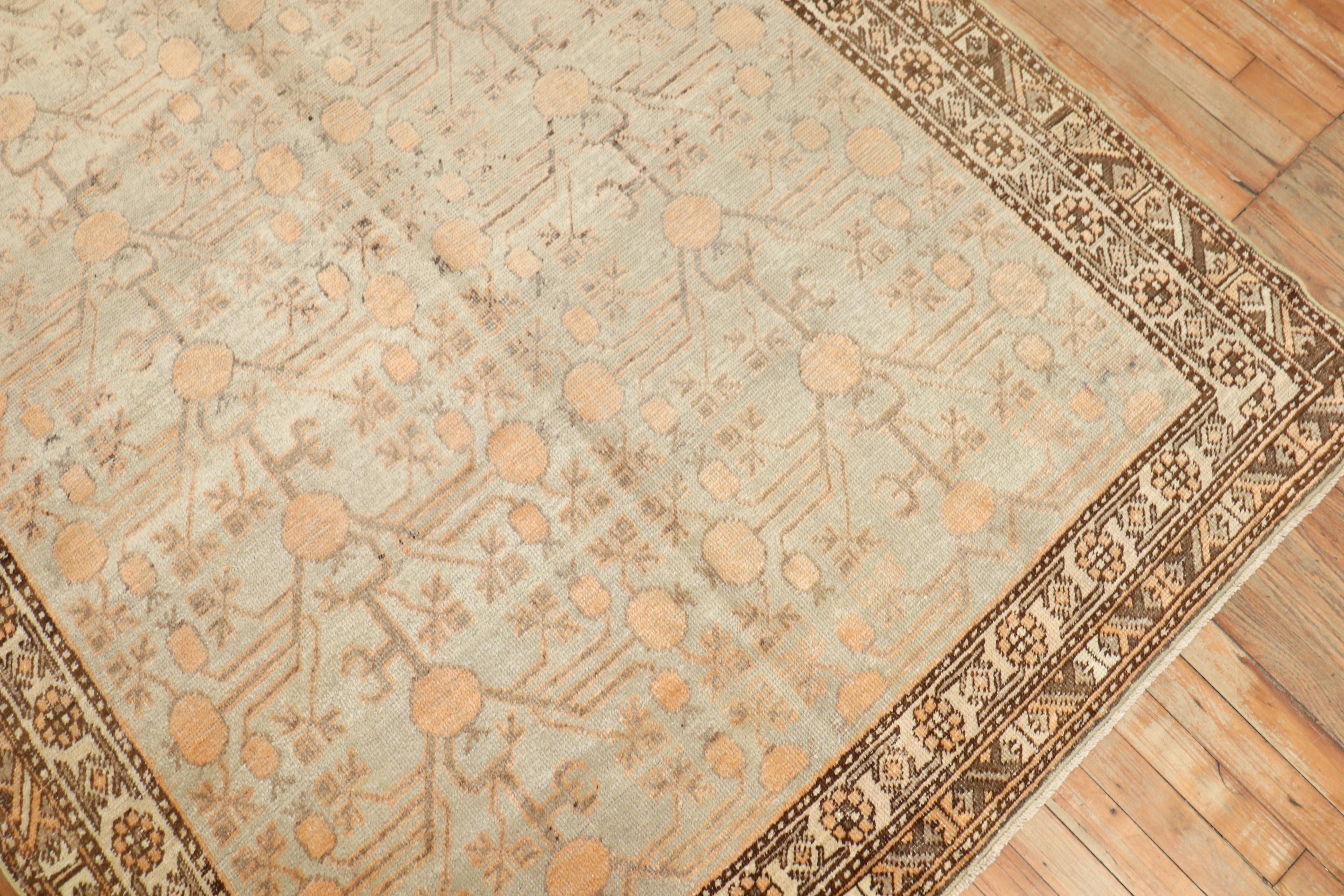 Celadon Antiker Khotan-Teppich (Wolle) im Angebot