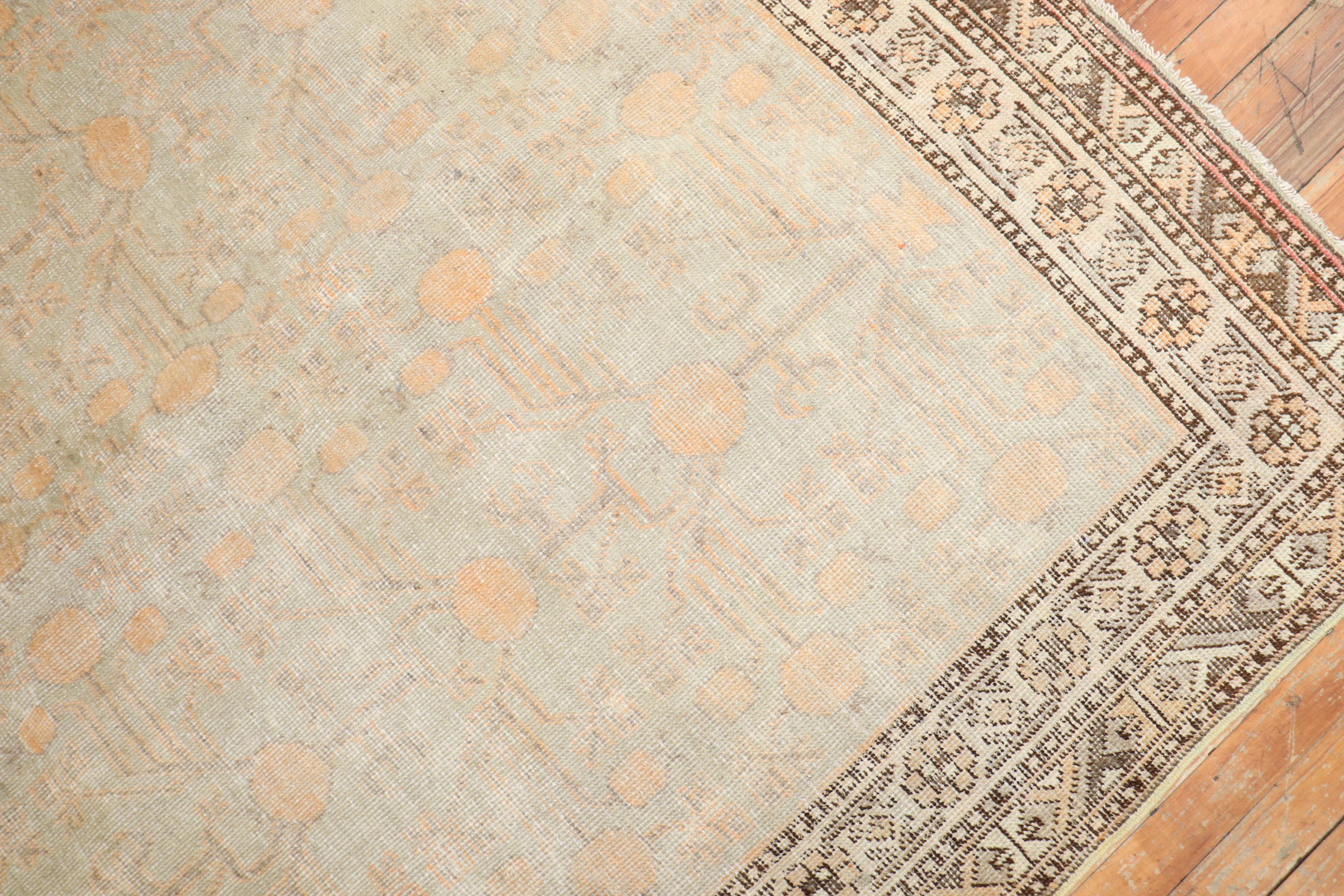 Celadon Antiker Khotan-Teppich im Angebot 1