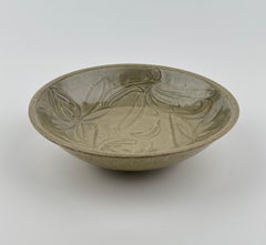 Celadon-Schale mit eingeschnittenen Lotus-Mustern, Song Dynasty