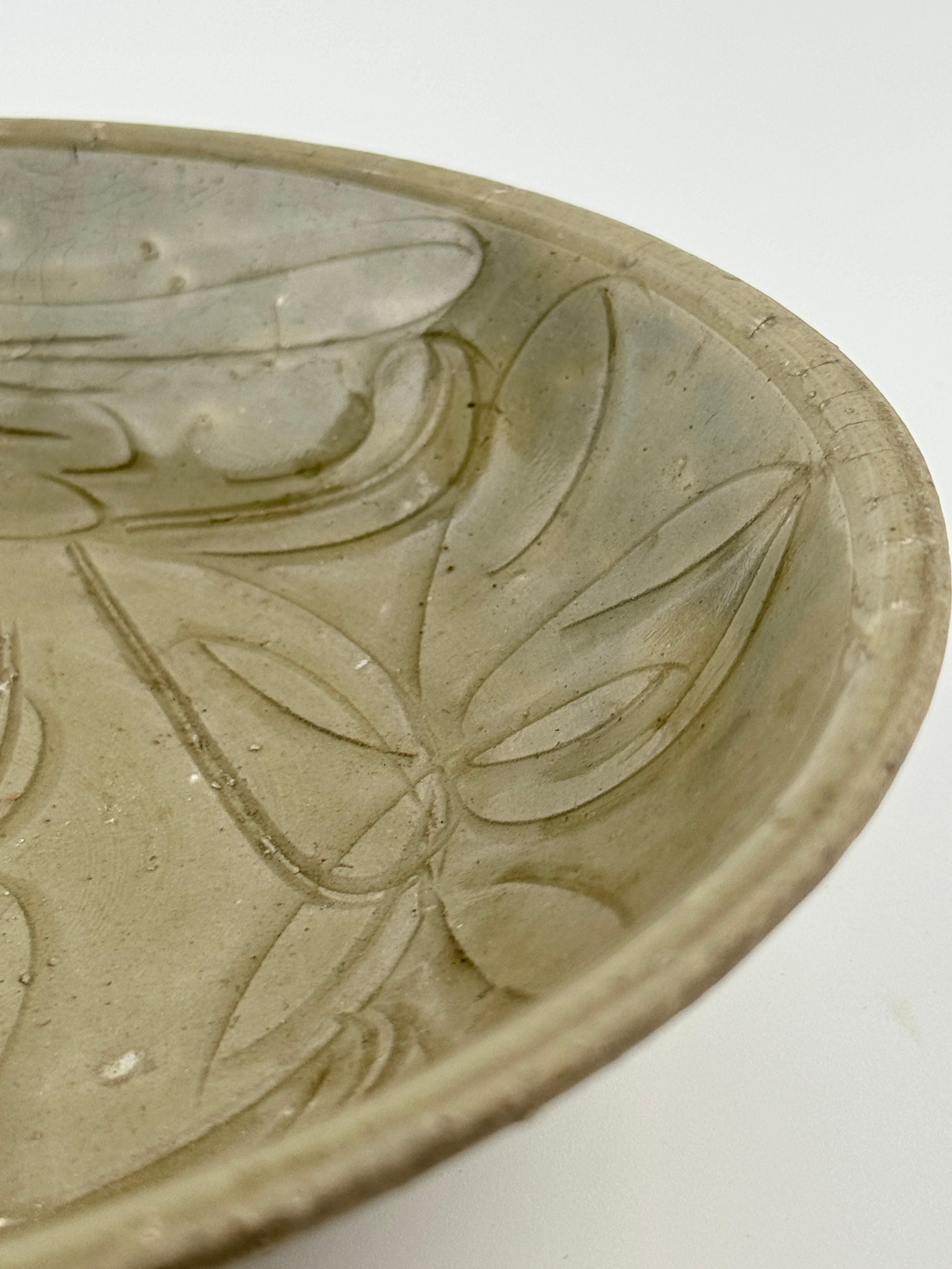 Cuenco de celadón con motivos de loto incisos, dinastía Song Tallado en venta