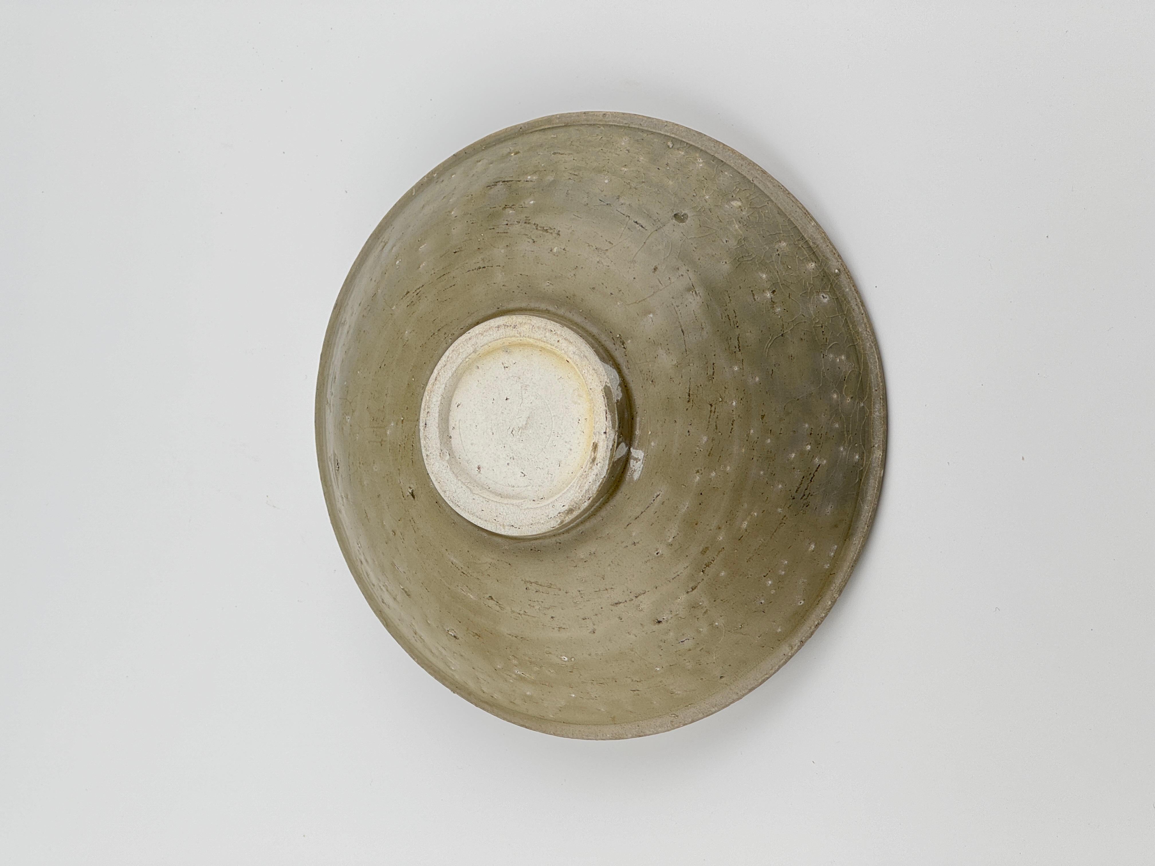 Cuenco de celadón con motivos de loto incisos, dinastía Song siglo XVIII y antes en venta