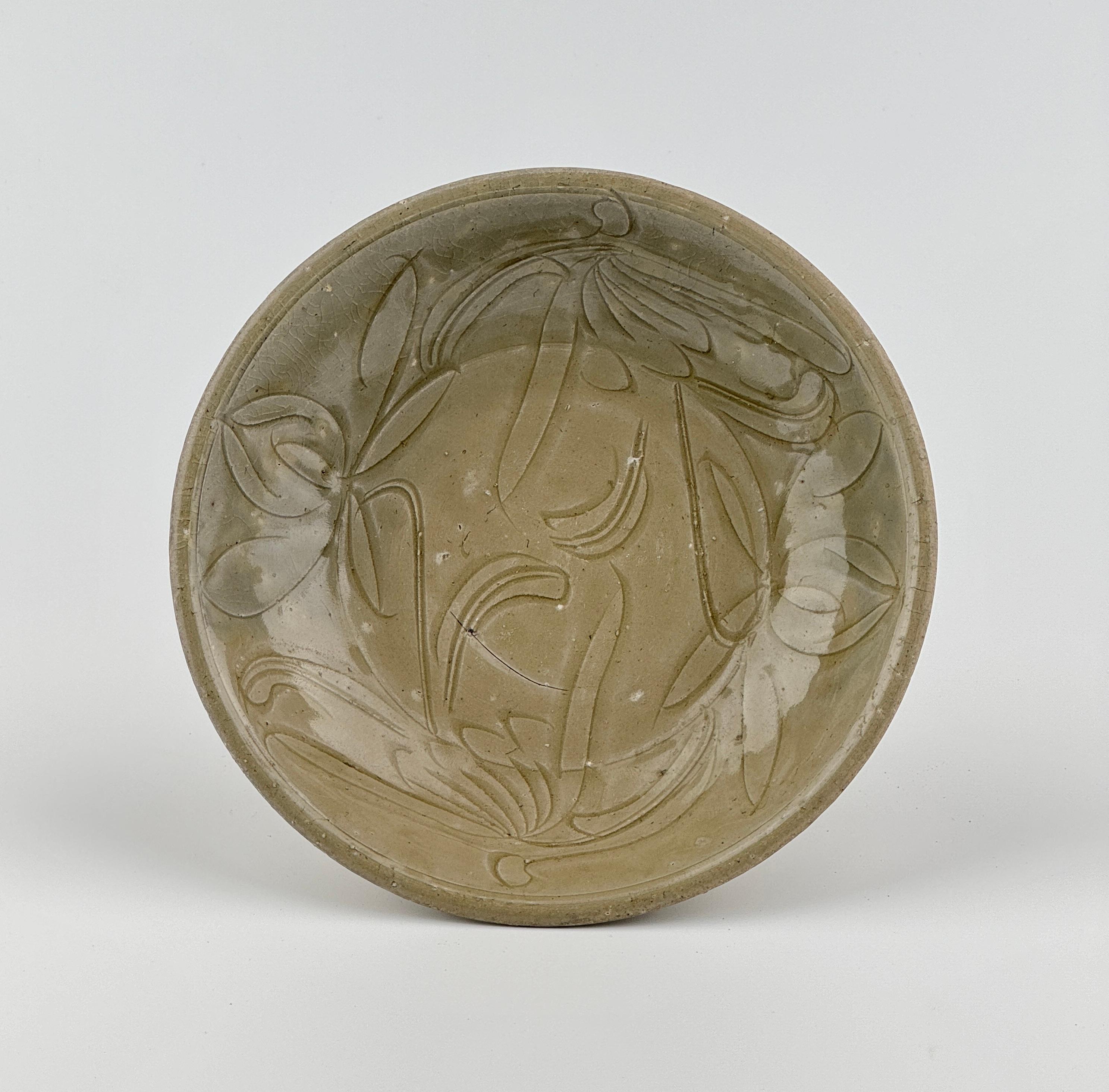 Cuenco de celadón con motivos de loto incisos, dinastía Song Celadón en venta