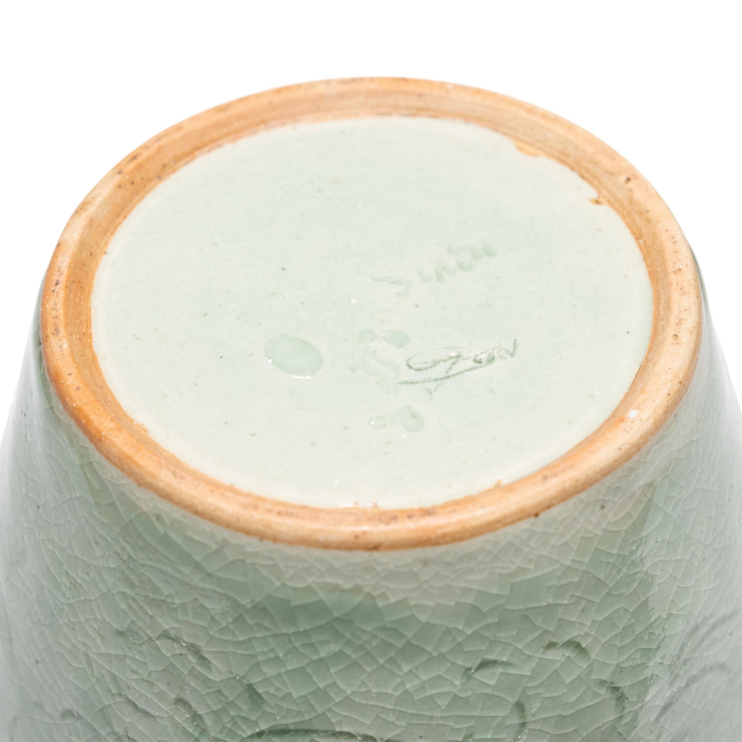 Buriné Vase Meiping en nuage céladon en vente