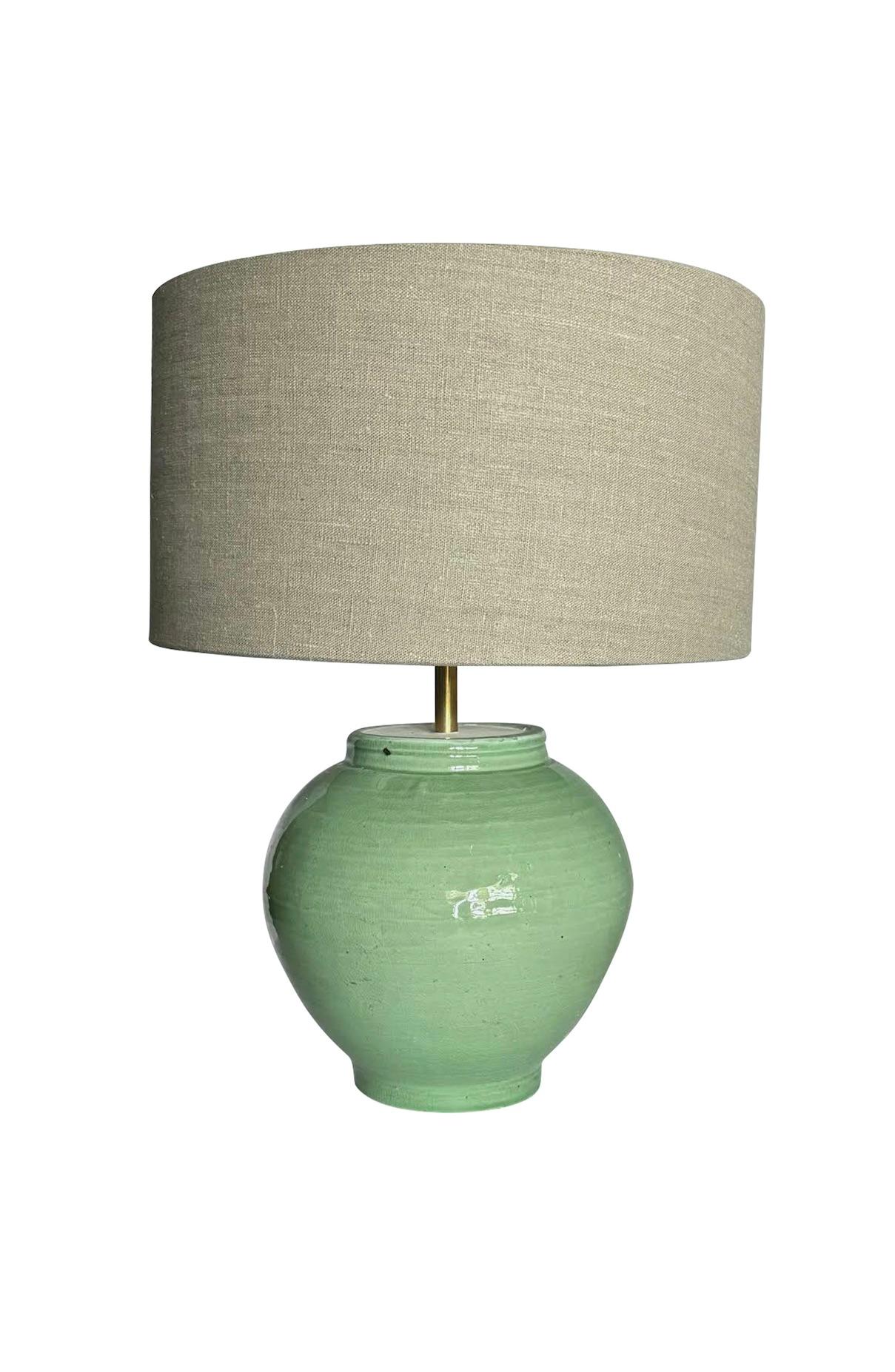 Paire de lampes contemporaines chinoises en céladon.
Forme classique de pot de gingembre.
La base mesure 10