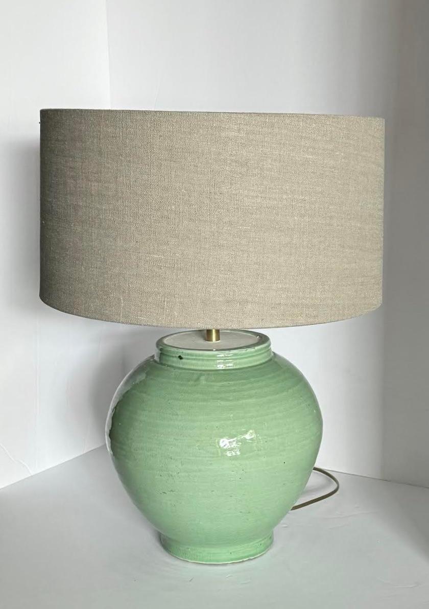 Chinois Paire de lampes en forme de jarre à gingembre à glaçure couleur céladon, Chine, Contemporaine en vente
