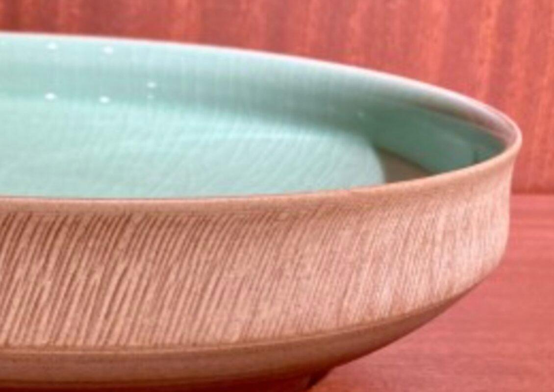 Teller mit Celadon-Kamm-Muster von Kim Pan-ki (Handgefertigt) im Angebot