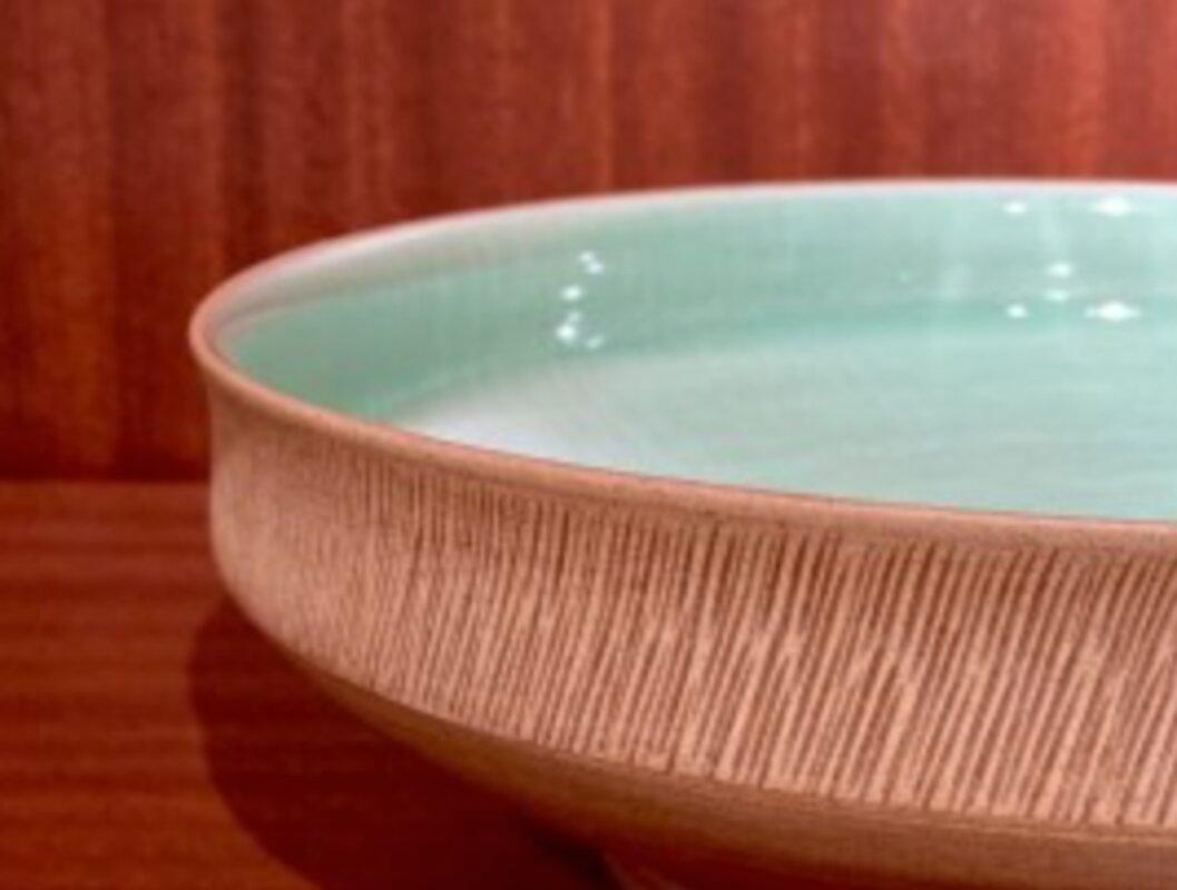 Teller mit Celadon-Kamm-Muster von Kim Pan-ki im Zustand „Hervorragend“ im Angebot in Atlanta, GA