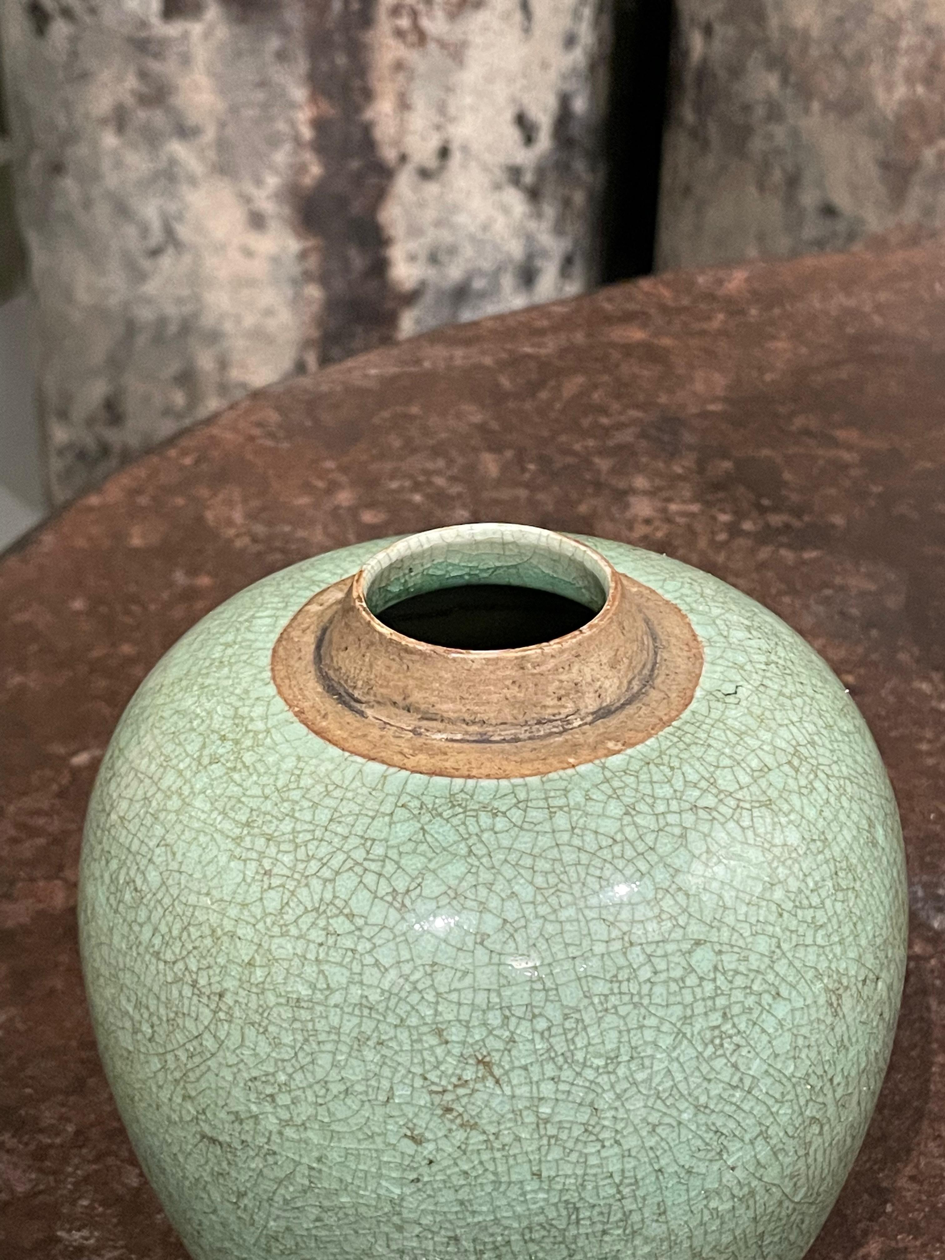 Cinese Vaso piccolo Celadon Crackle Glaze, Cina, Contemporaneo in vendita