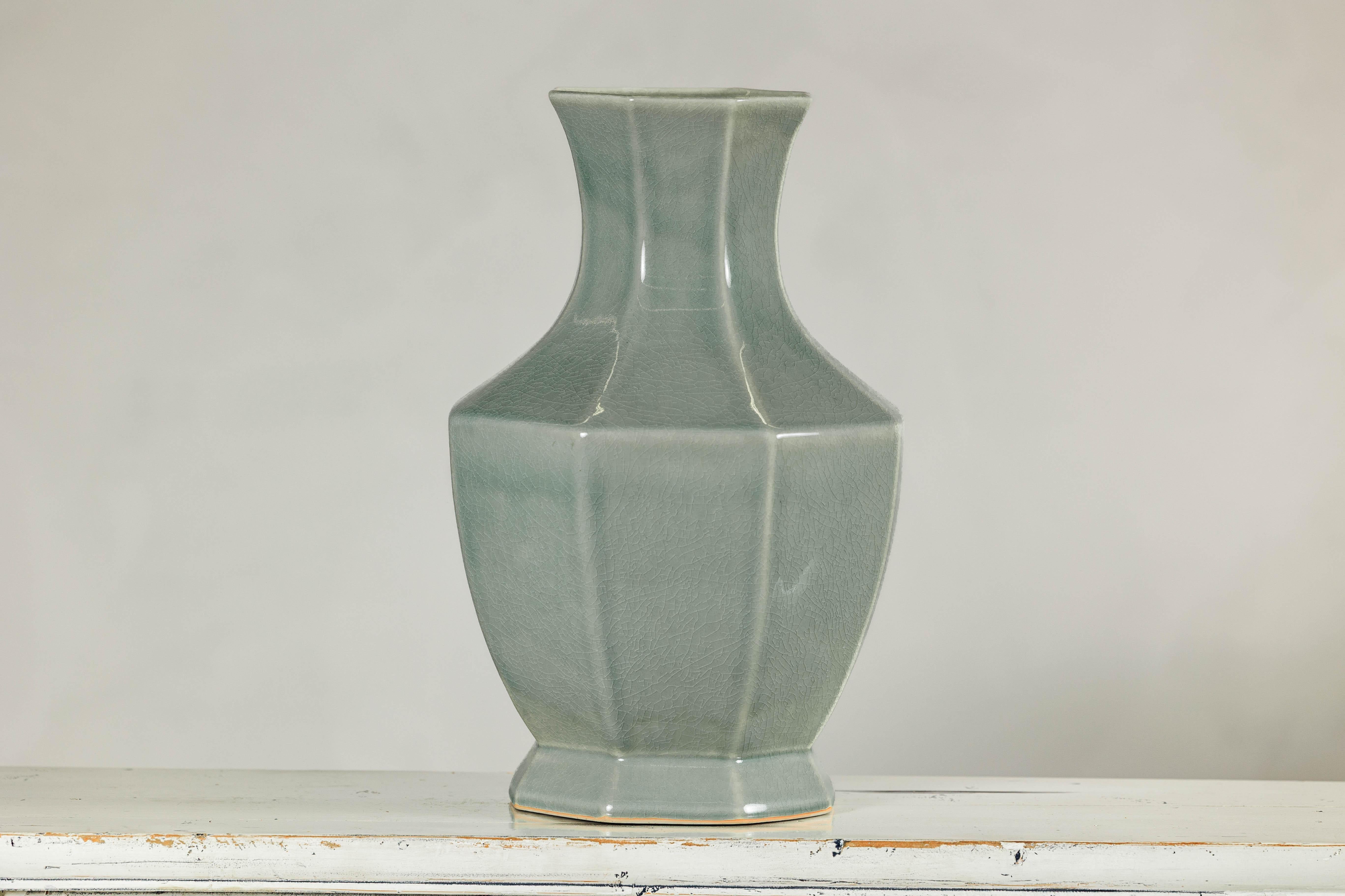 Vase mit achteckigem Korpus und ausgestelltem Hals, crackle-glasiert in Celadon im Angebot 3