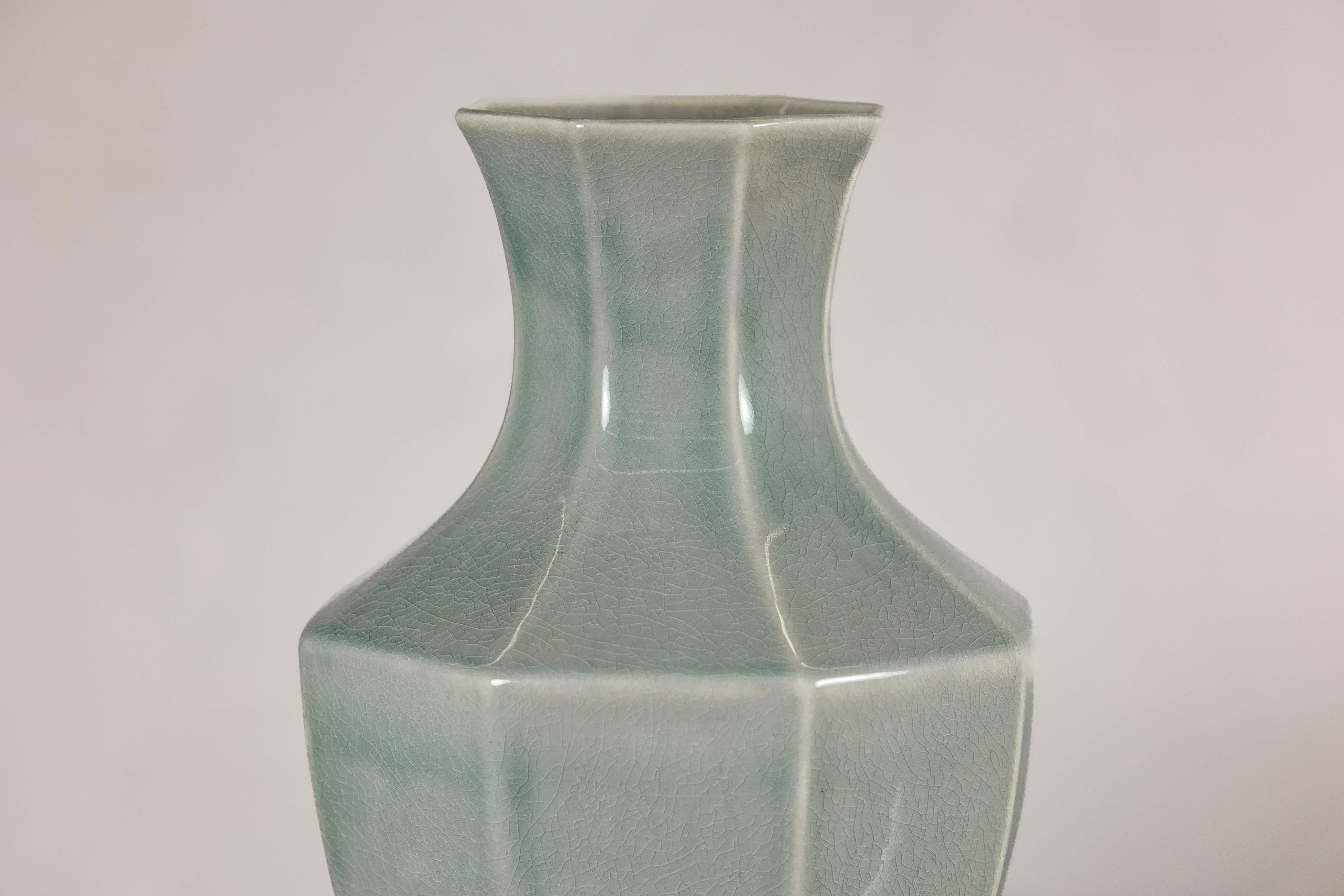 Vase mit achteckigem Korpus und ausgestelltem Hals, crackle-glasiert in Celadon im Angebot 5