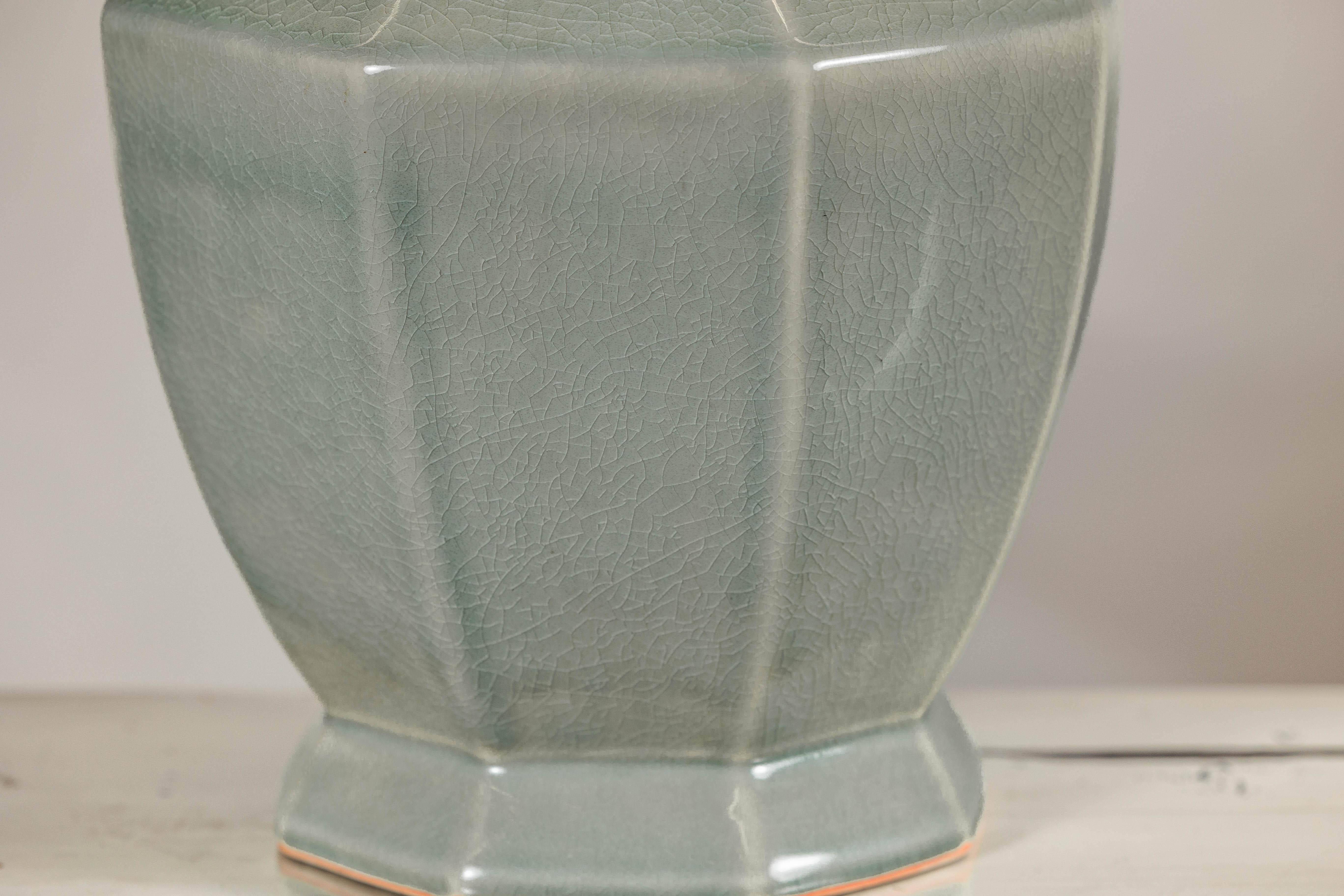 Vase mit achteckigem Korpus und ausgestelltem Hals, crackle-glasiert in Celadon im Angebot 6