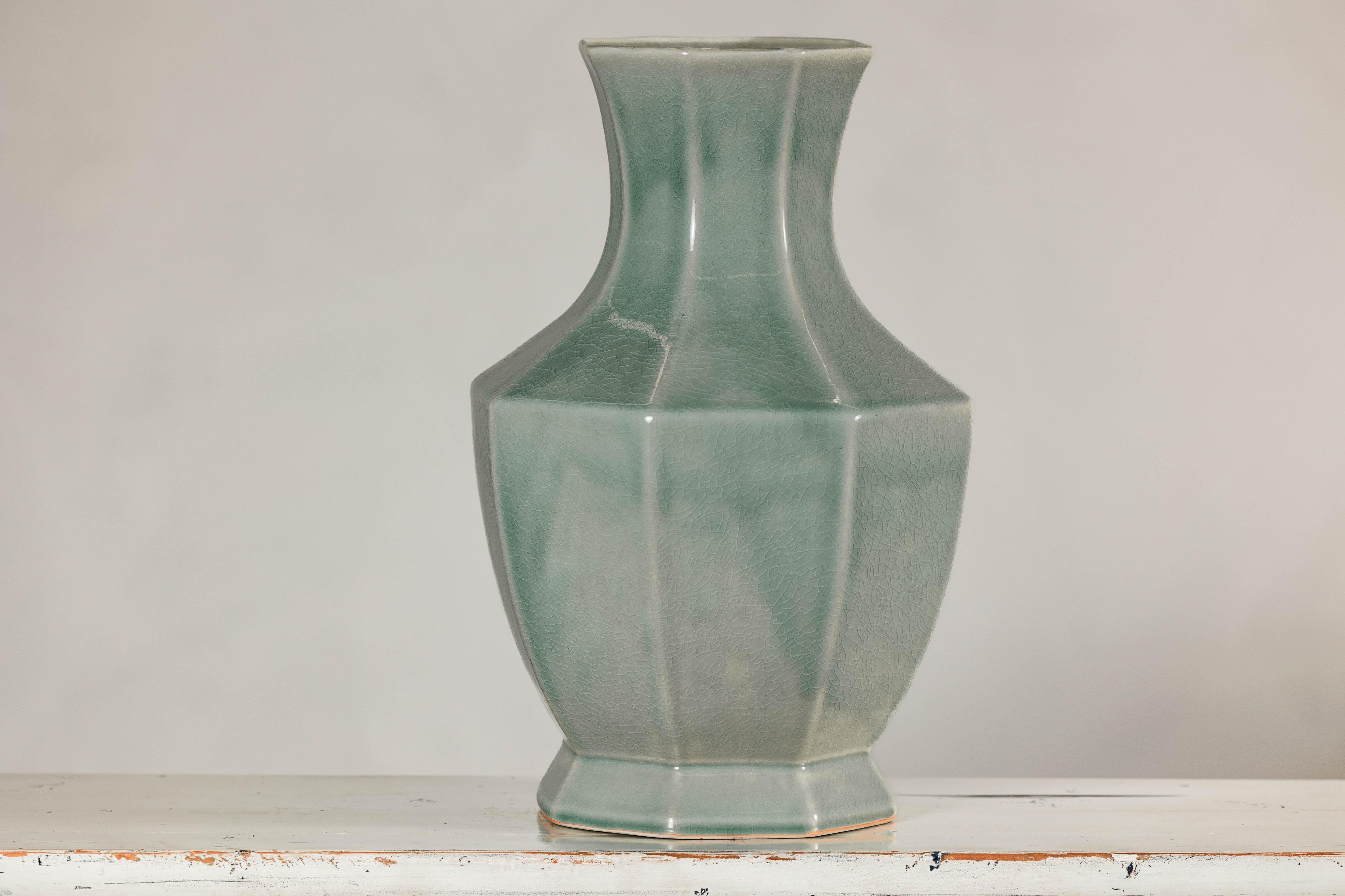 Vase mit achteckigem Korpus und ausgestelltem Hals, crackle-glasiert in Celadon im Angebot 7