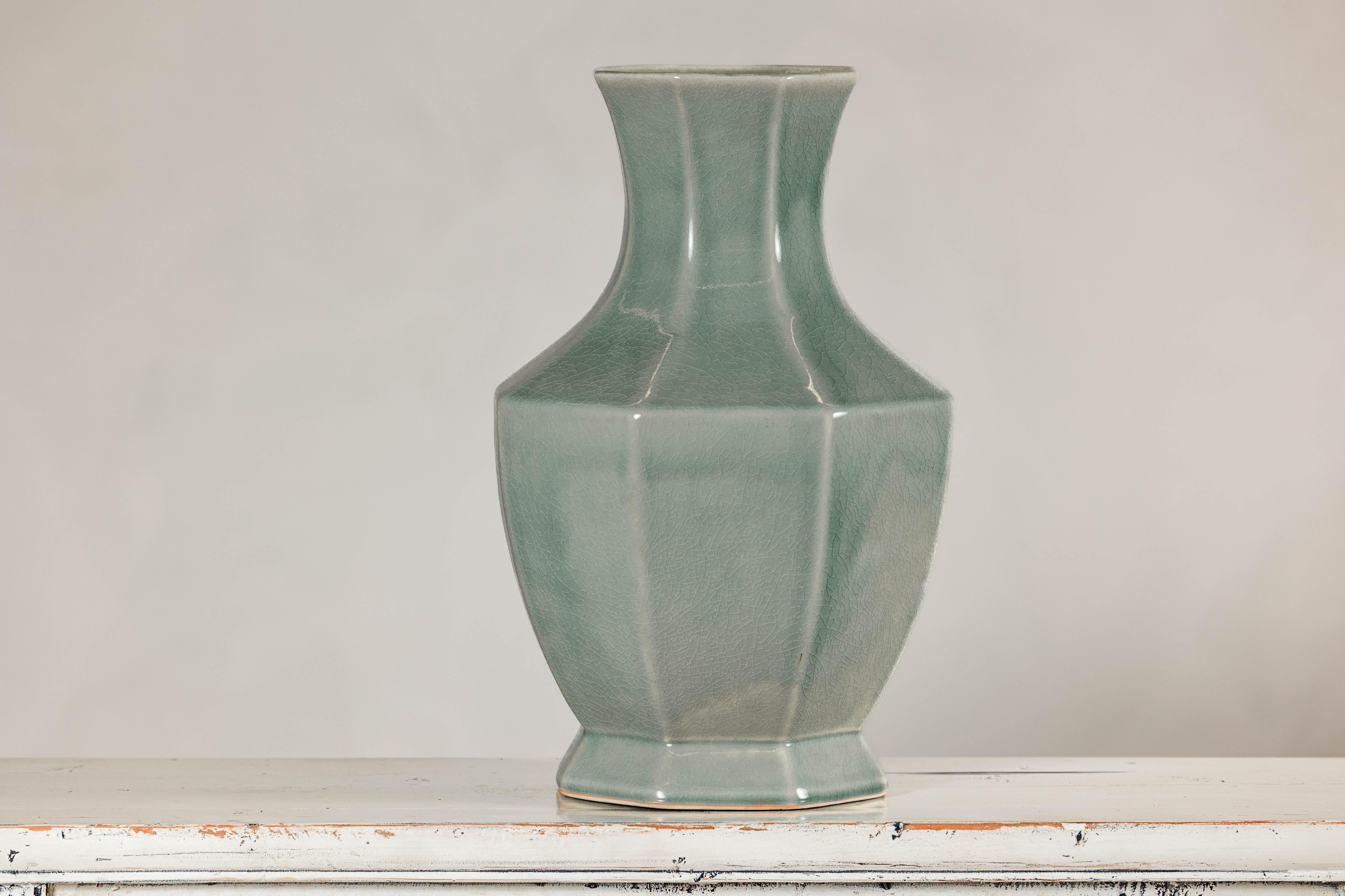 Vase mit achteckigem Korpus und ausgestelltem Hals, crackle-glasiert in Celadon im Angebot 8