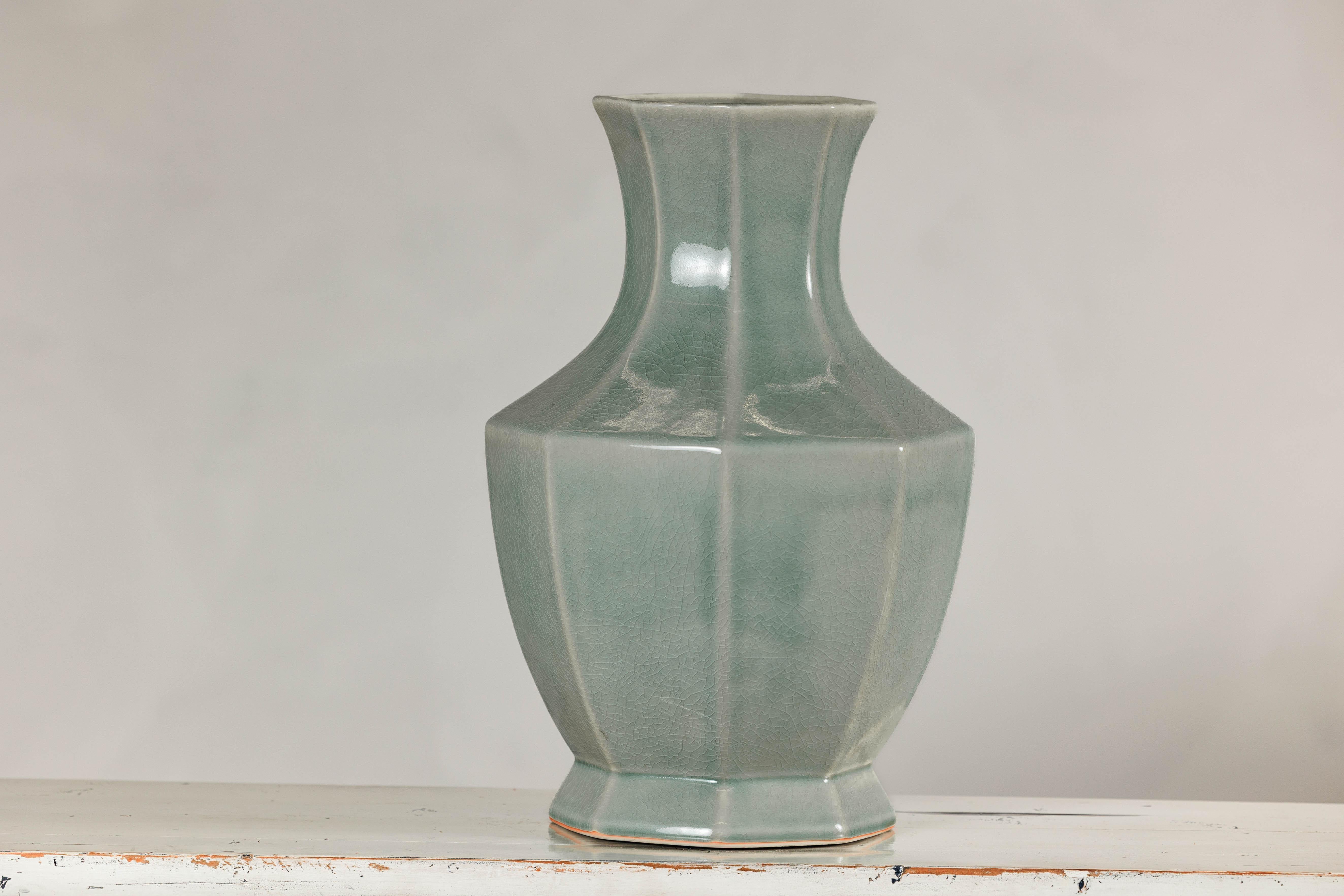 Vase mit achteckigem Korpus und ausgestelltem Hals, crackle-glasiert in Celadon im Angebot 9