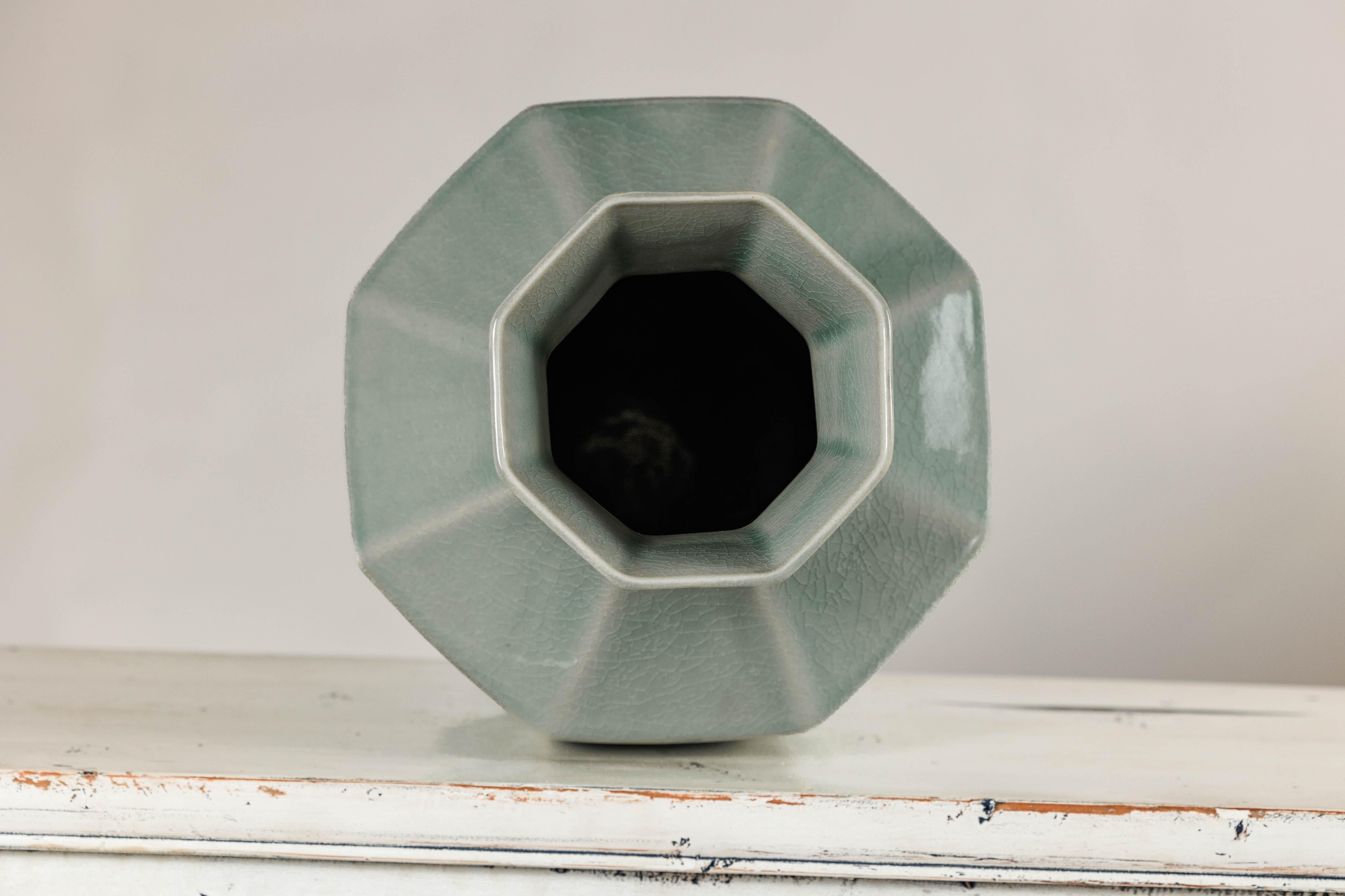 Vase mit achteckigem Korpus und ausgestelltem Hals, crackle-glasiert in Celadon im Angebot 10