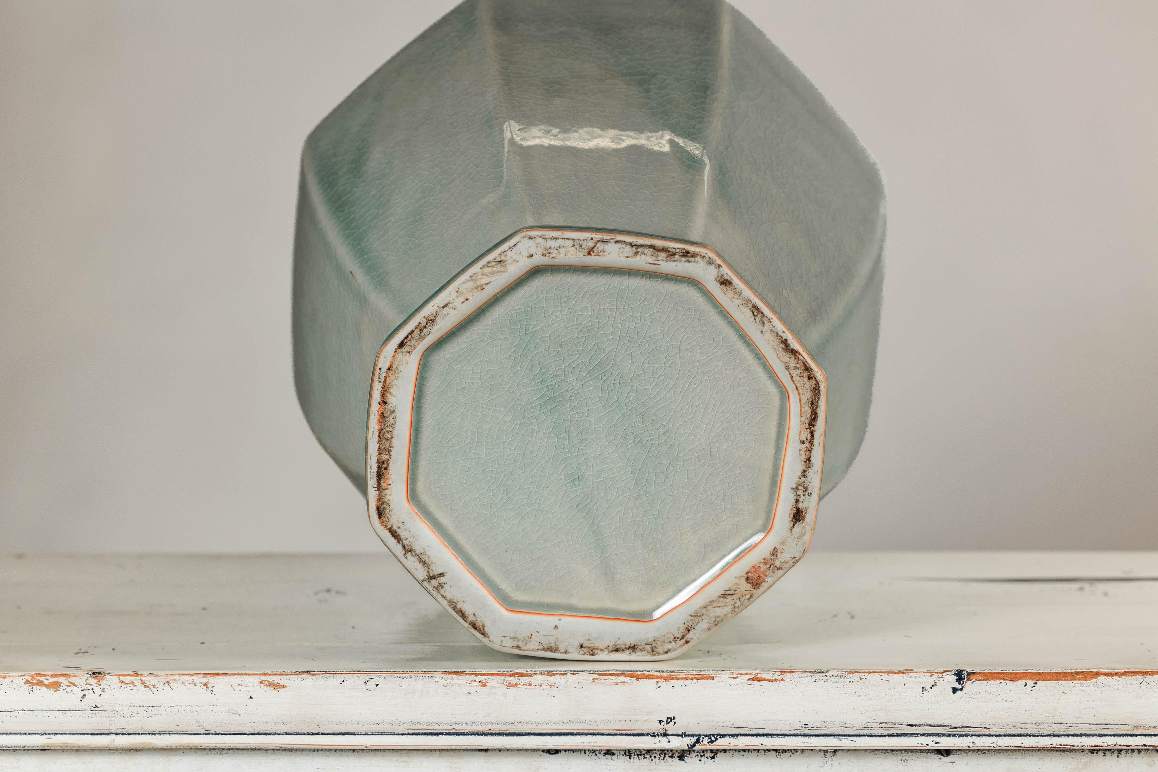 Vase mit achteckigem Korpus und ausgestelltem Hals, crackle-glasiert in Celadon im Angebot 11
