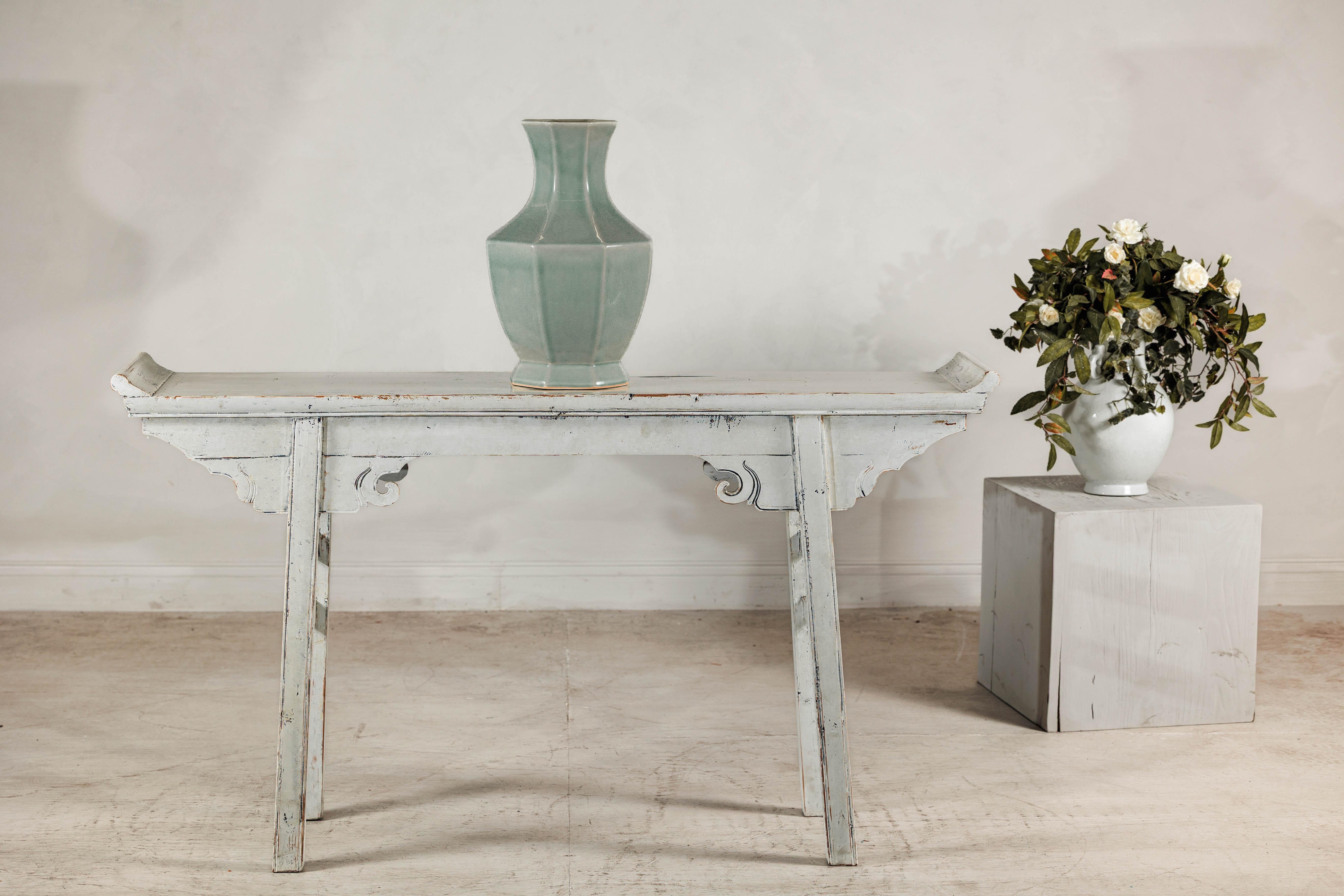 Diese in Form und Ausführung elegante, hohe Vase aus Celadon zeichnet sich durch einen achteckigen Körper mit spitz zulaufenden Linien und einem ausgestellten Hals aus, der mit einer Öffnung von 6,25 Zoll endet. So entsteht eine Silhouette, die