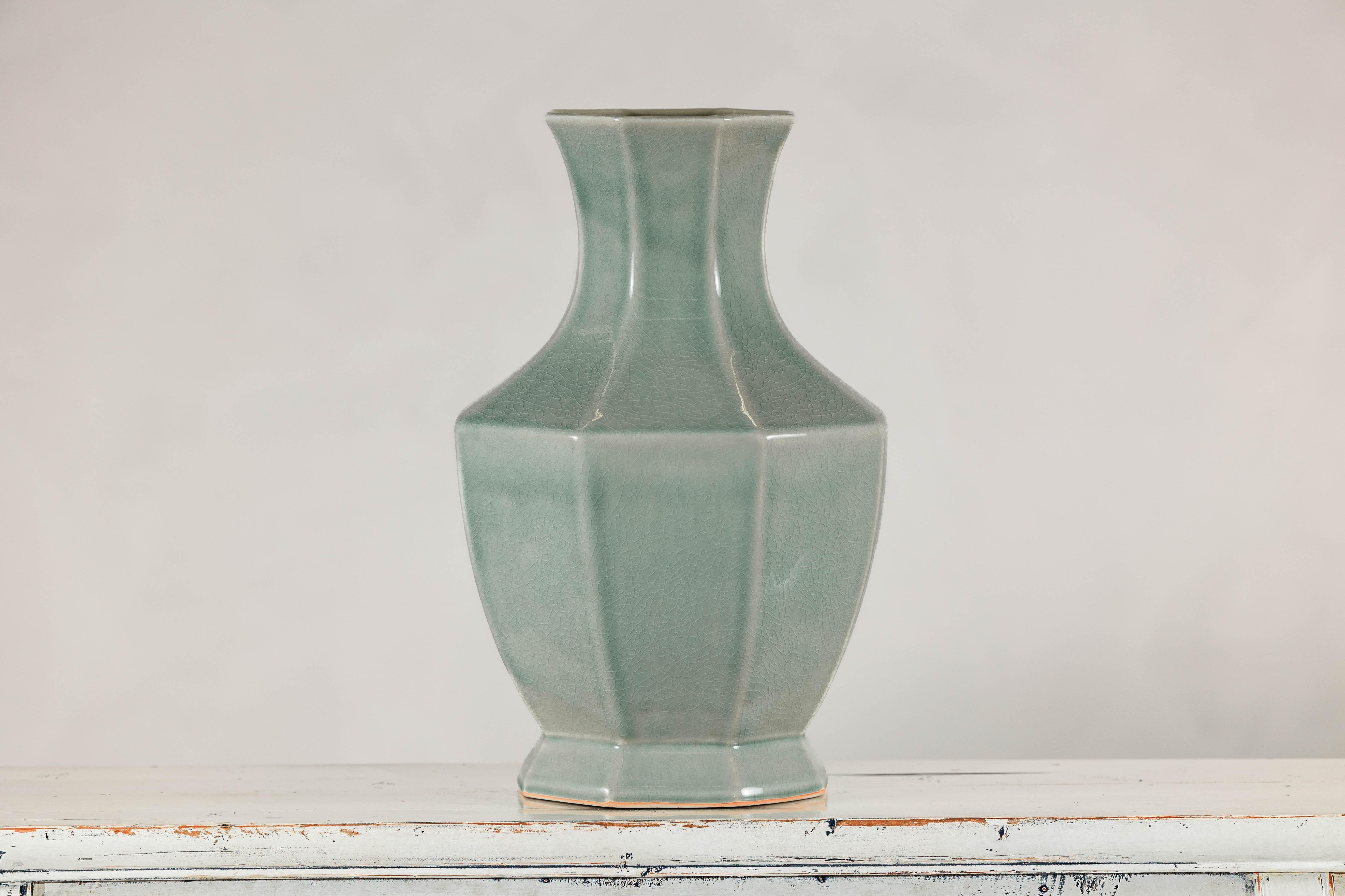 Vase mit achteckigem Korpus und ausgestelltem Hals, crackle-glasiert in Celadon (Asiatisch) im Angebot