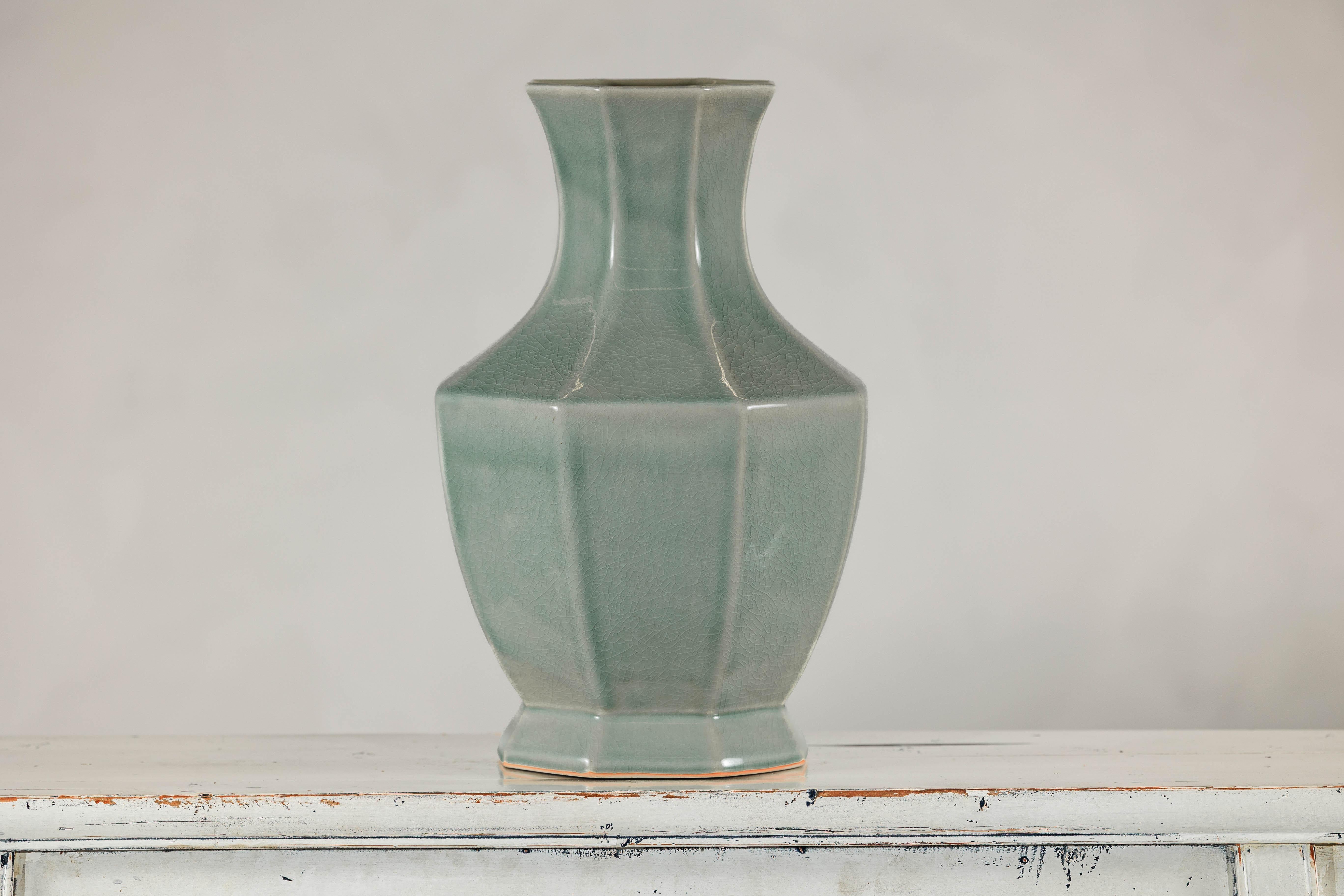 Vase mit achteckigem Korpus und ausgestelltem Hals, crackle-glasiert in Celadon (Glasiert) im Angebot