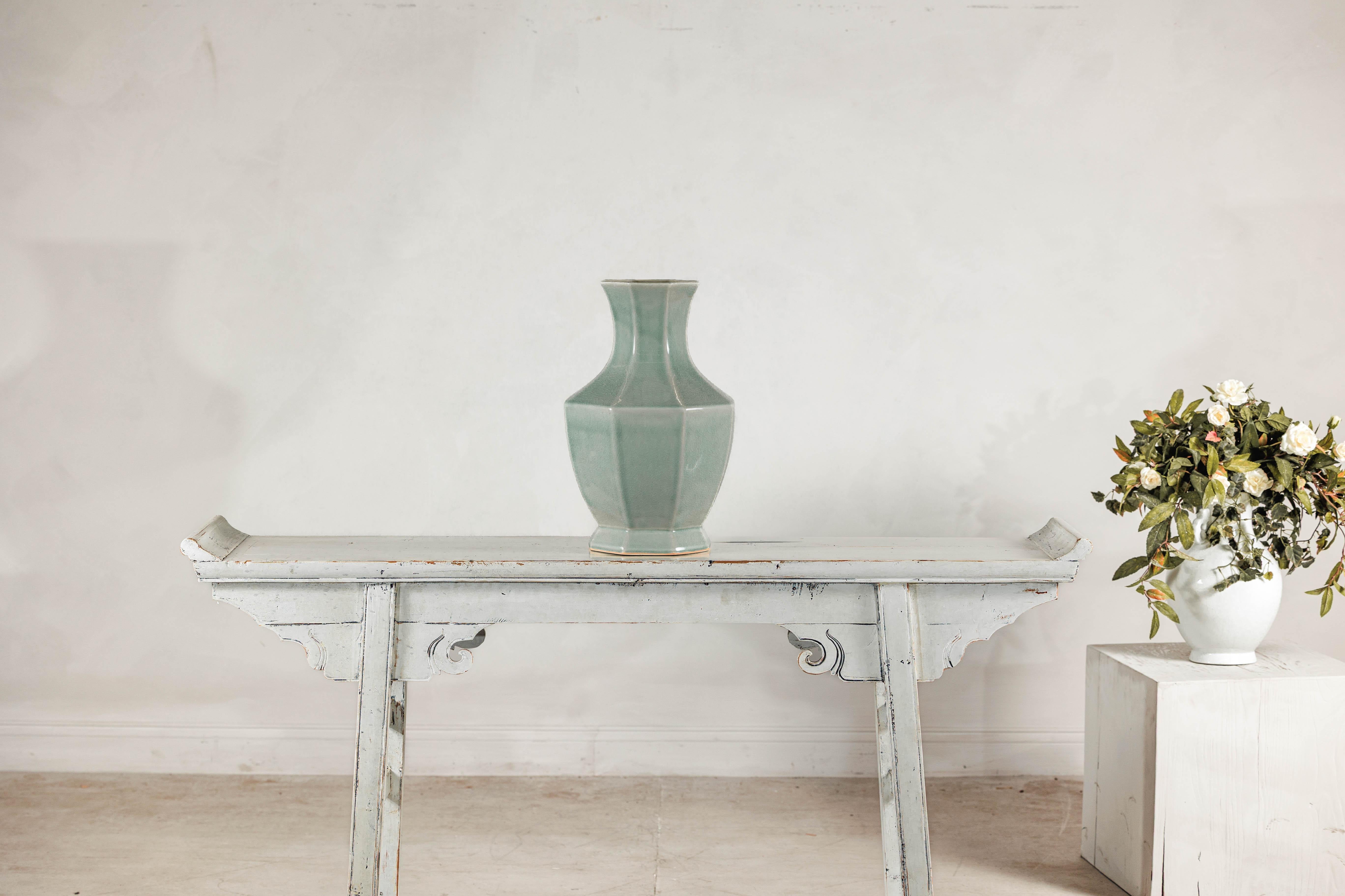 Vase mit achteckigem Korpus und ausgestelltem Hals, crackle-glasiert in Celadon im Zustand „Gut“ im Angebot in Yonkers, NY