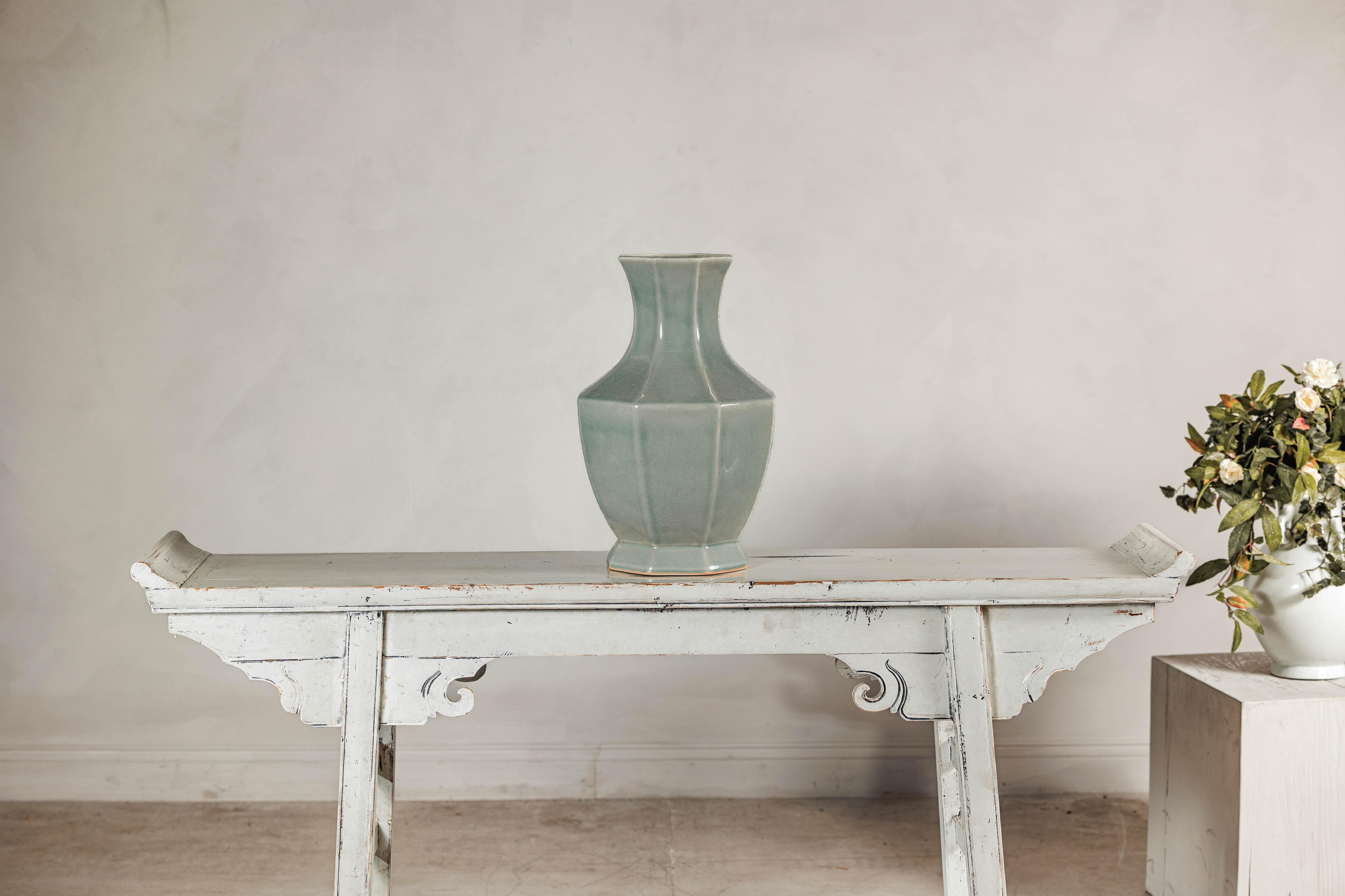 Vase mit achteckigem Korpus und ausgestelltem Hals, crackle-glasiert in Celadon (20. Jahrhundert) im Angebot