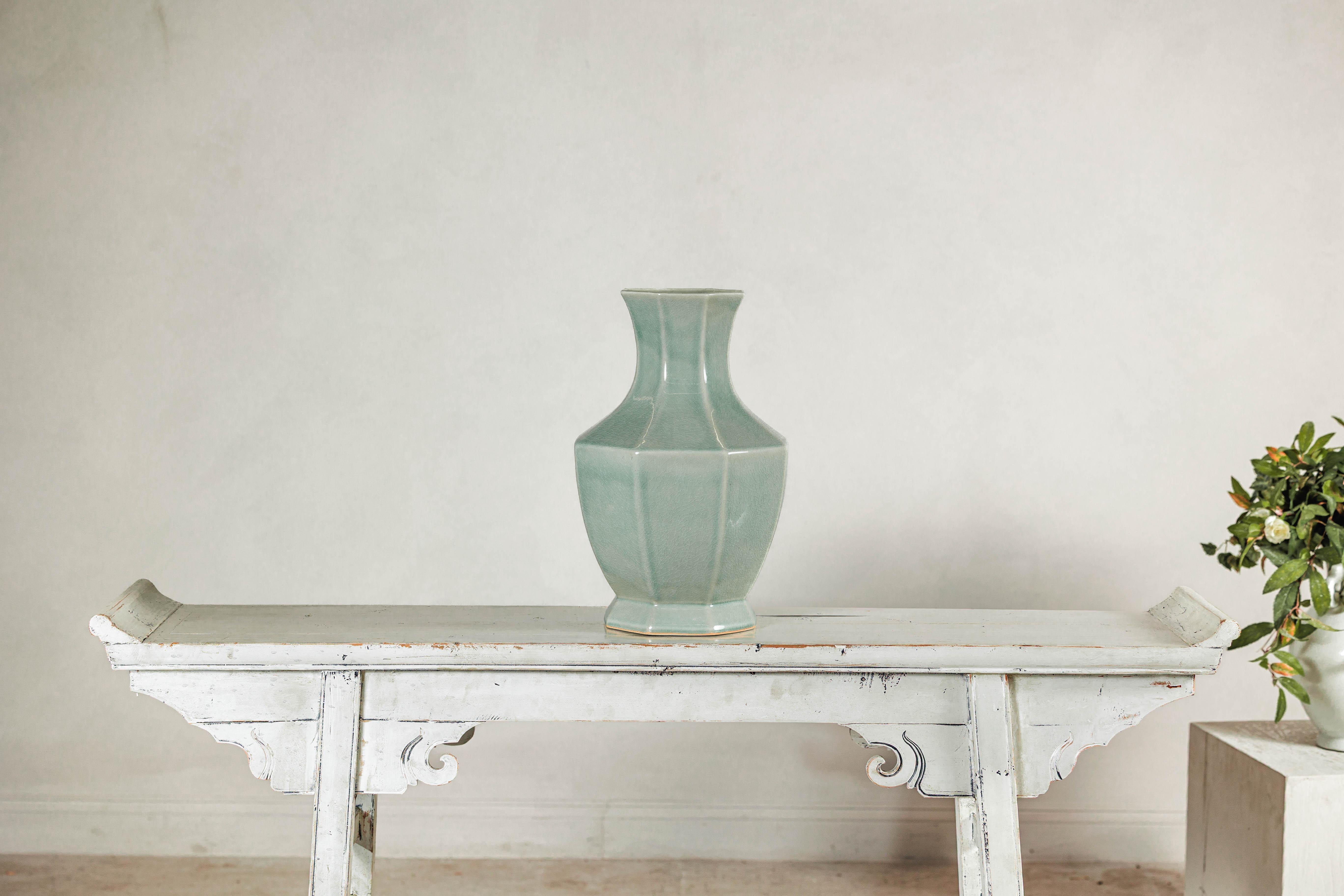 Vase mit achteckigem Korpus und ausgestelltem Hals, crackle-glasiert in Celadon (Keramik) im Angebot
