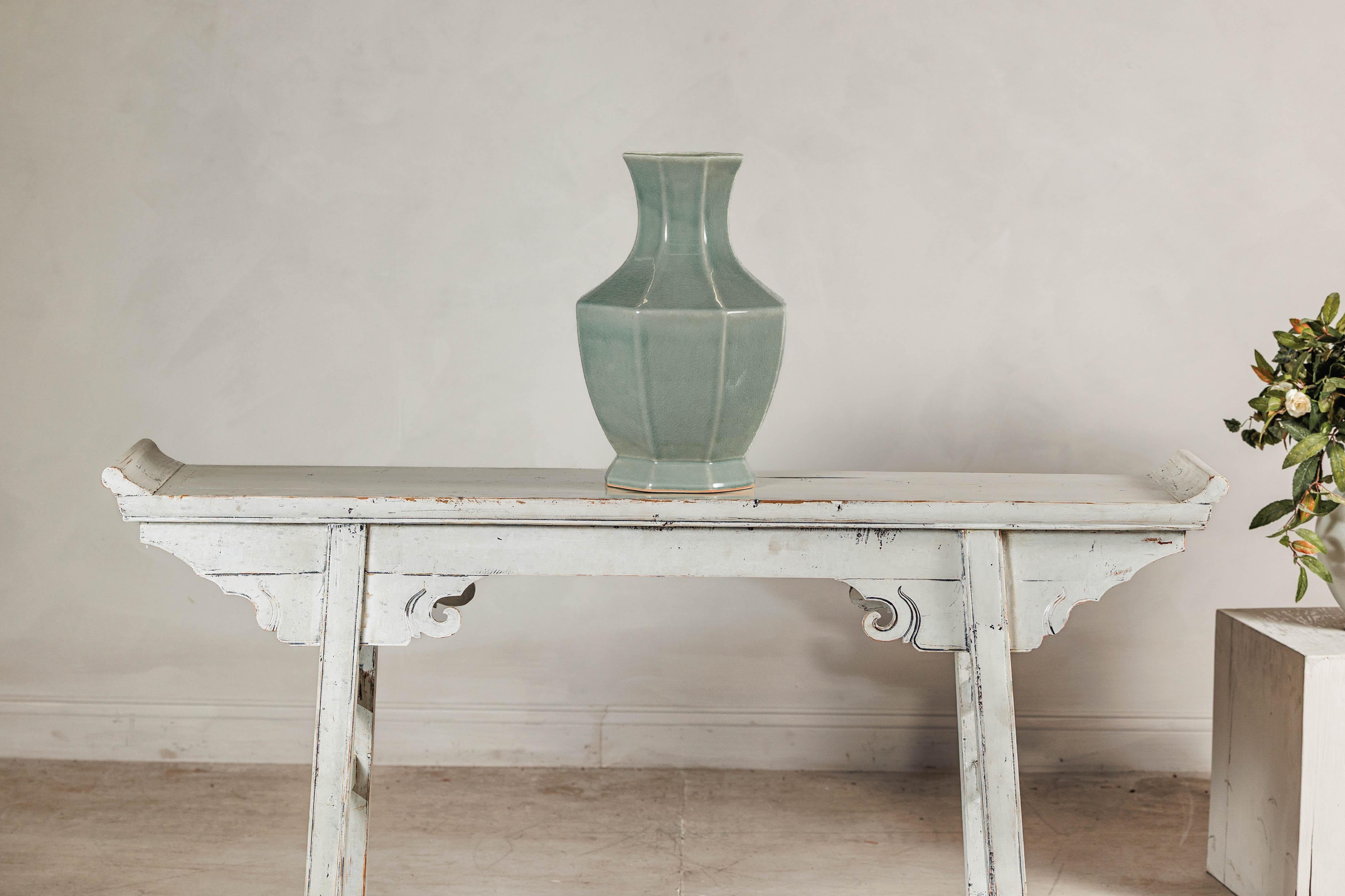 Vase mit achteckigem Korpus und ausgestelltem Hals, crackle-glasiert in Celadon im Angebot 1